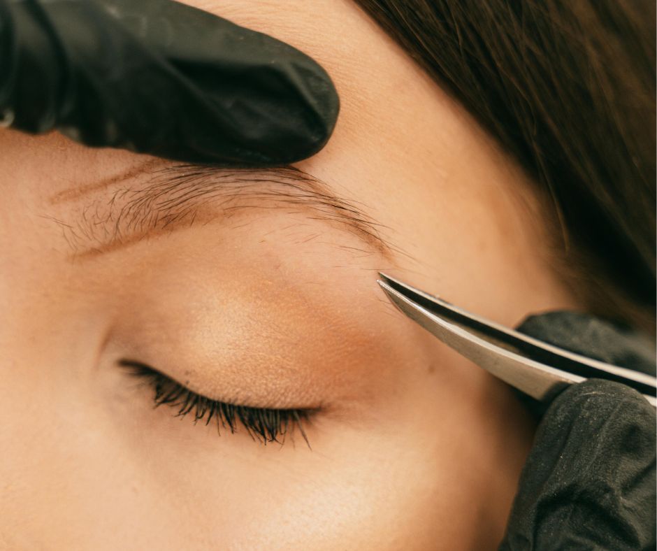 Úprava obočí: Zvýrazněte svou přirozenou krásu