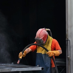 Tryskání a pískování kovů