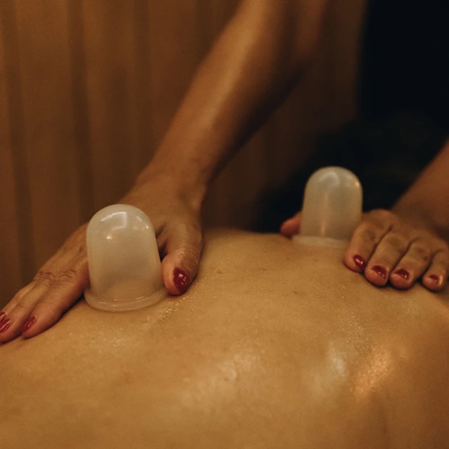 Baňková masáž dekoltu, zad a šíje