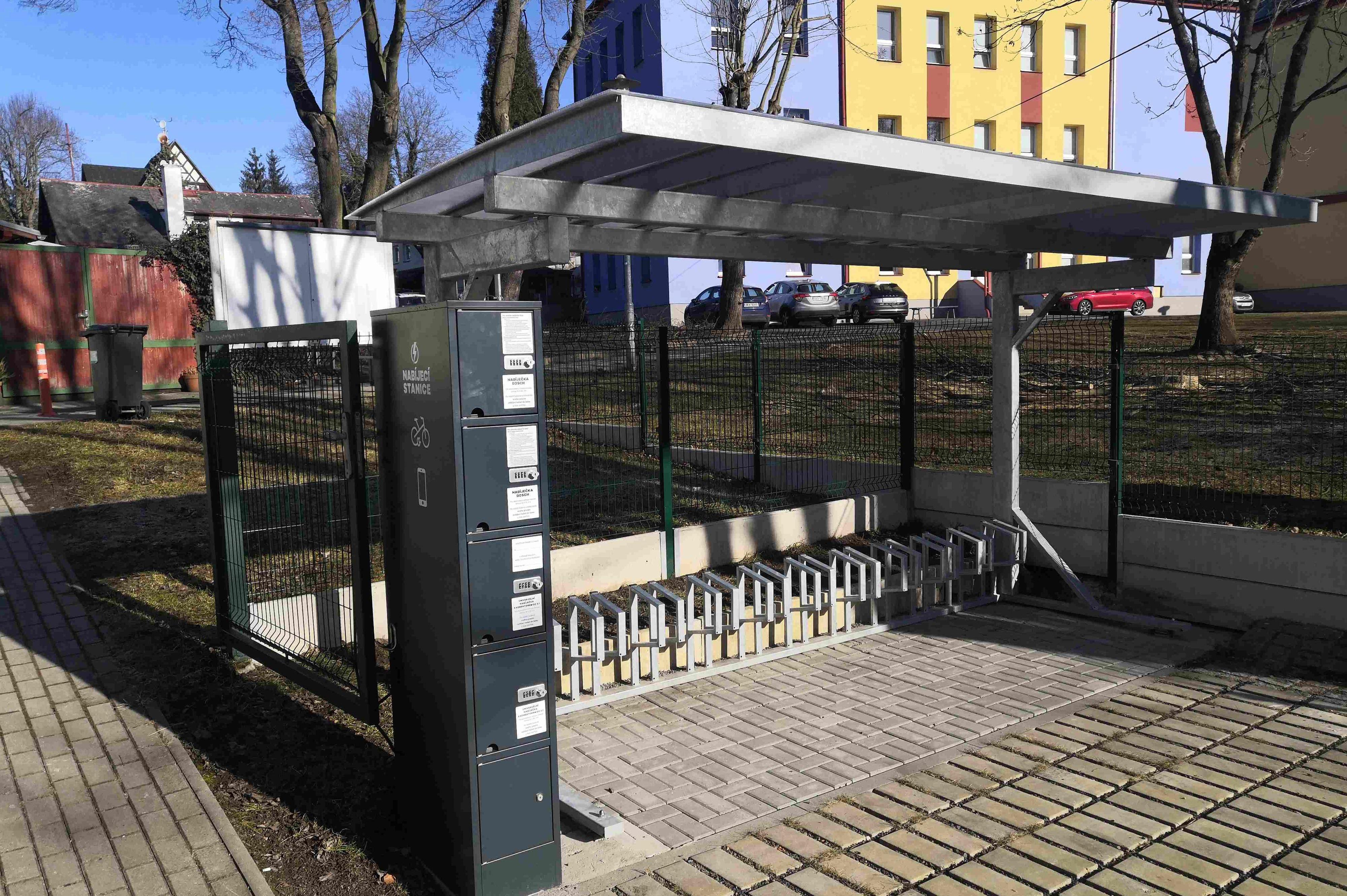 Nabíjecí stanice pro elektrokola a mobilní zařízení