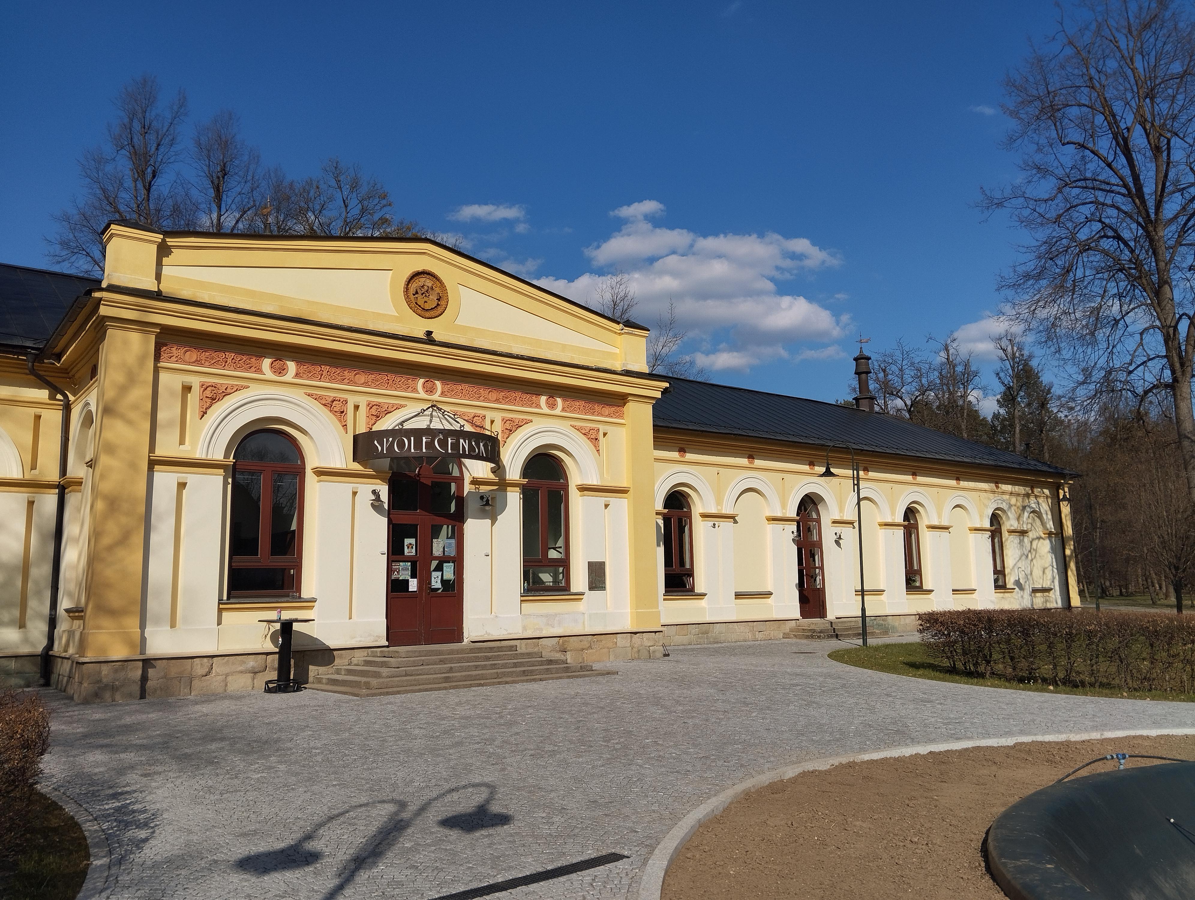 Společenský dům Rožnov pod Radhoštěm foto 3