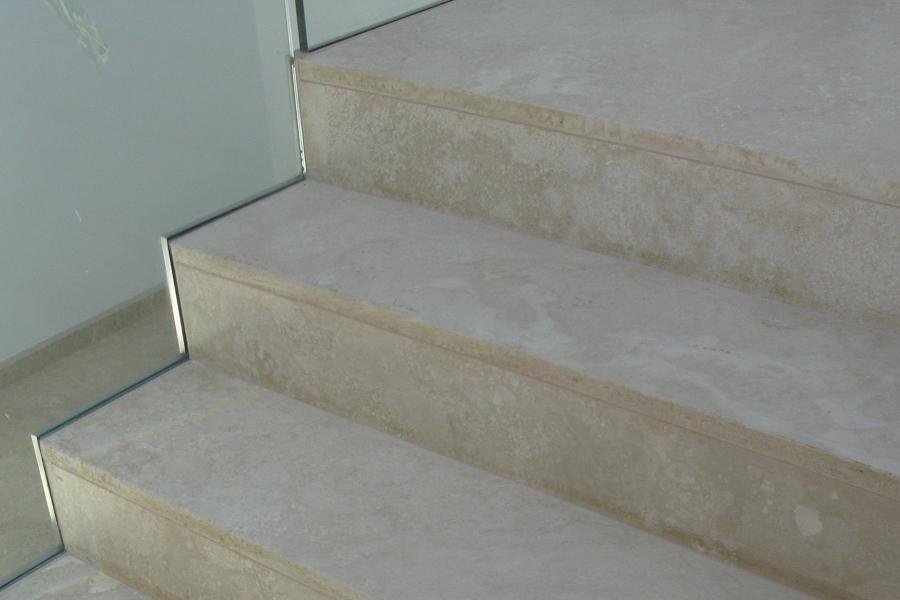 Designové schody z travertinu