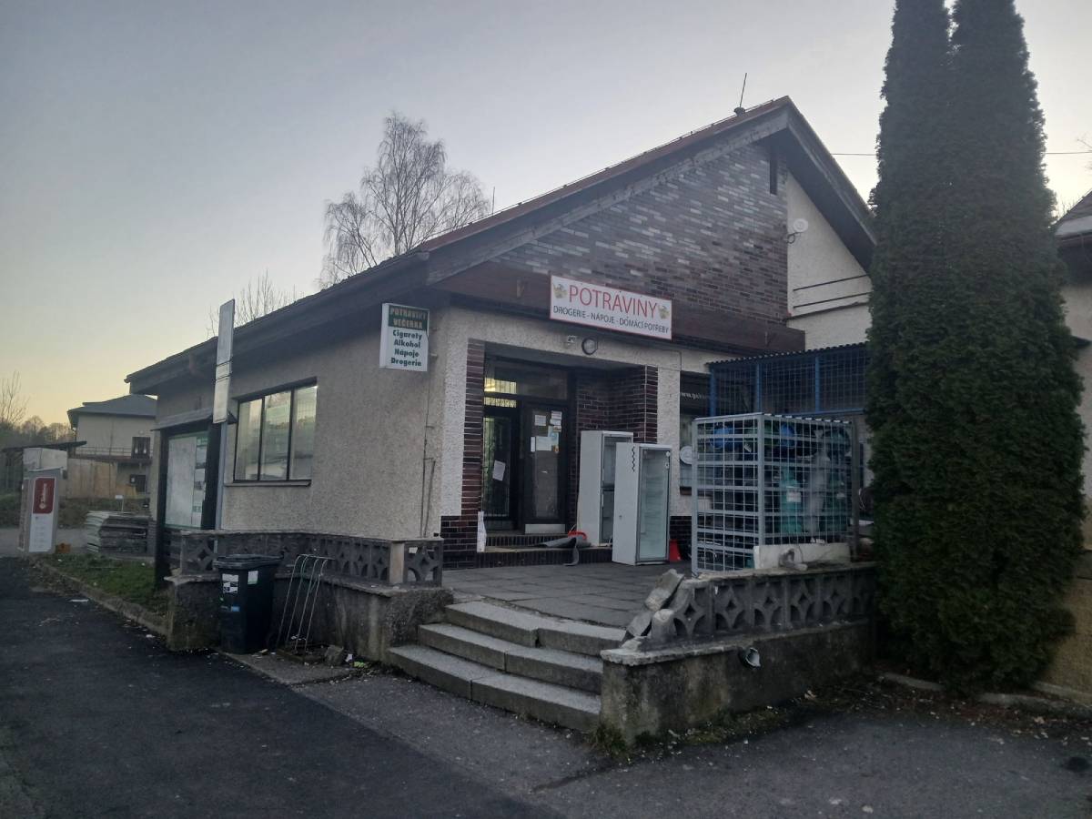 Smíšené zboží u parkoviště