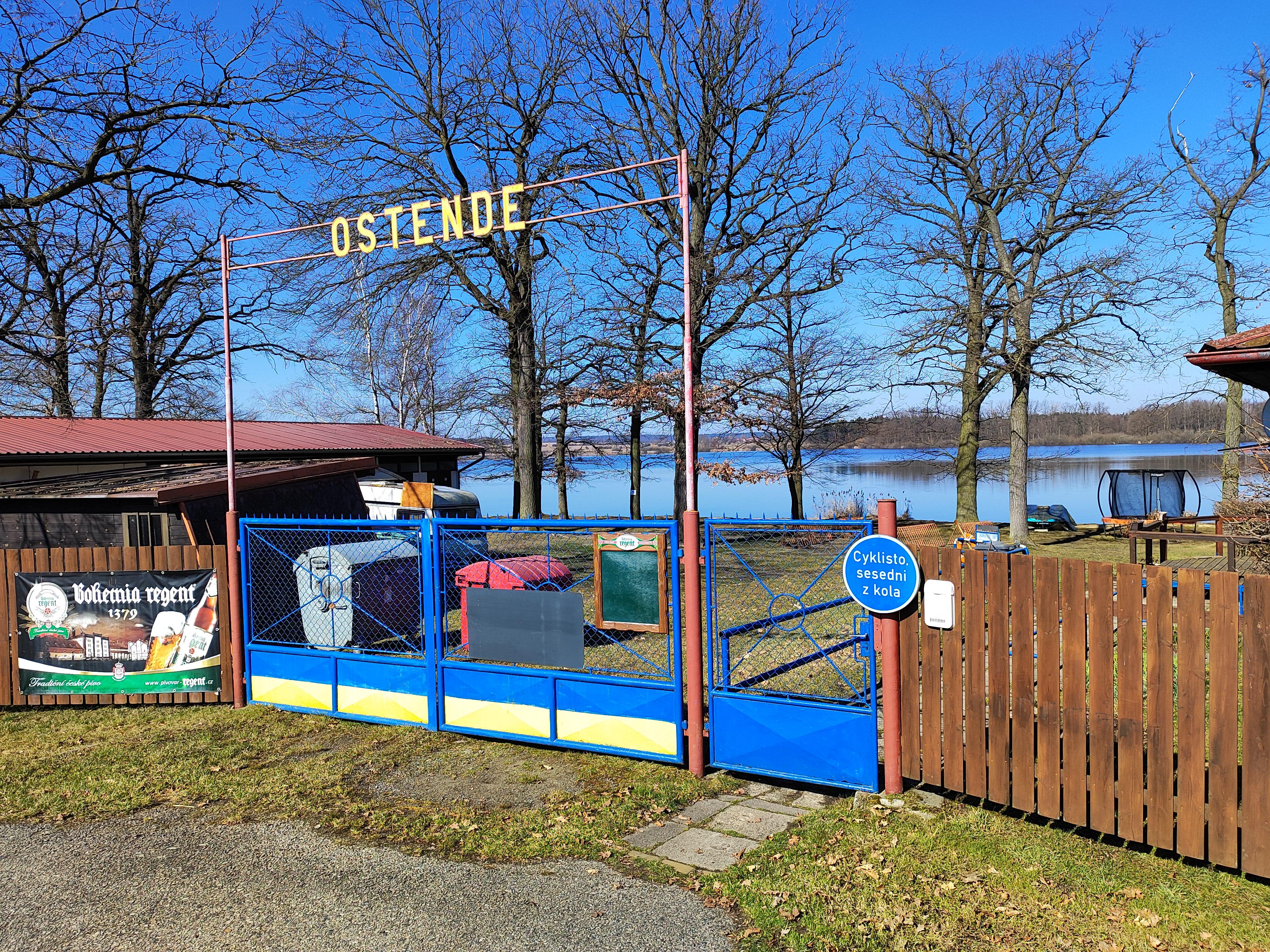Pláž Ostende u rybníka Svět