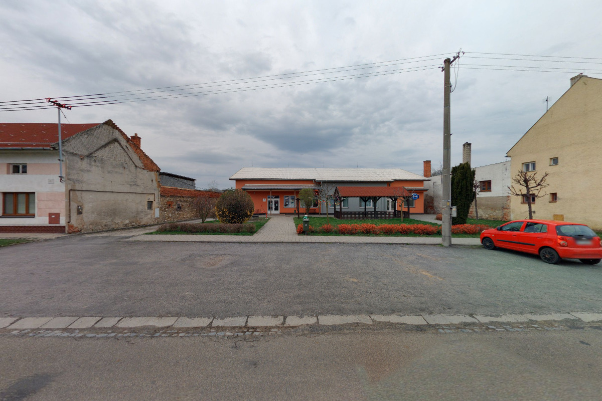 Potraviny u hřiště