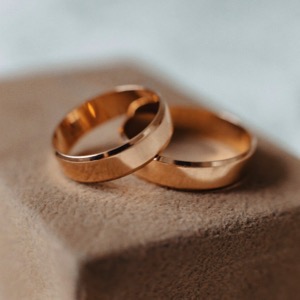 Sellers of engagement and wedding rings