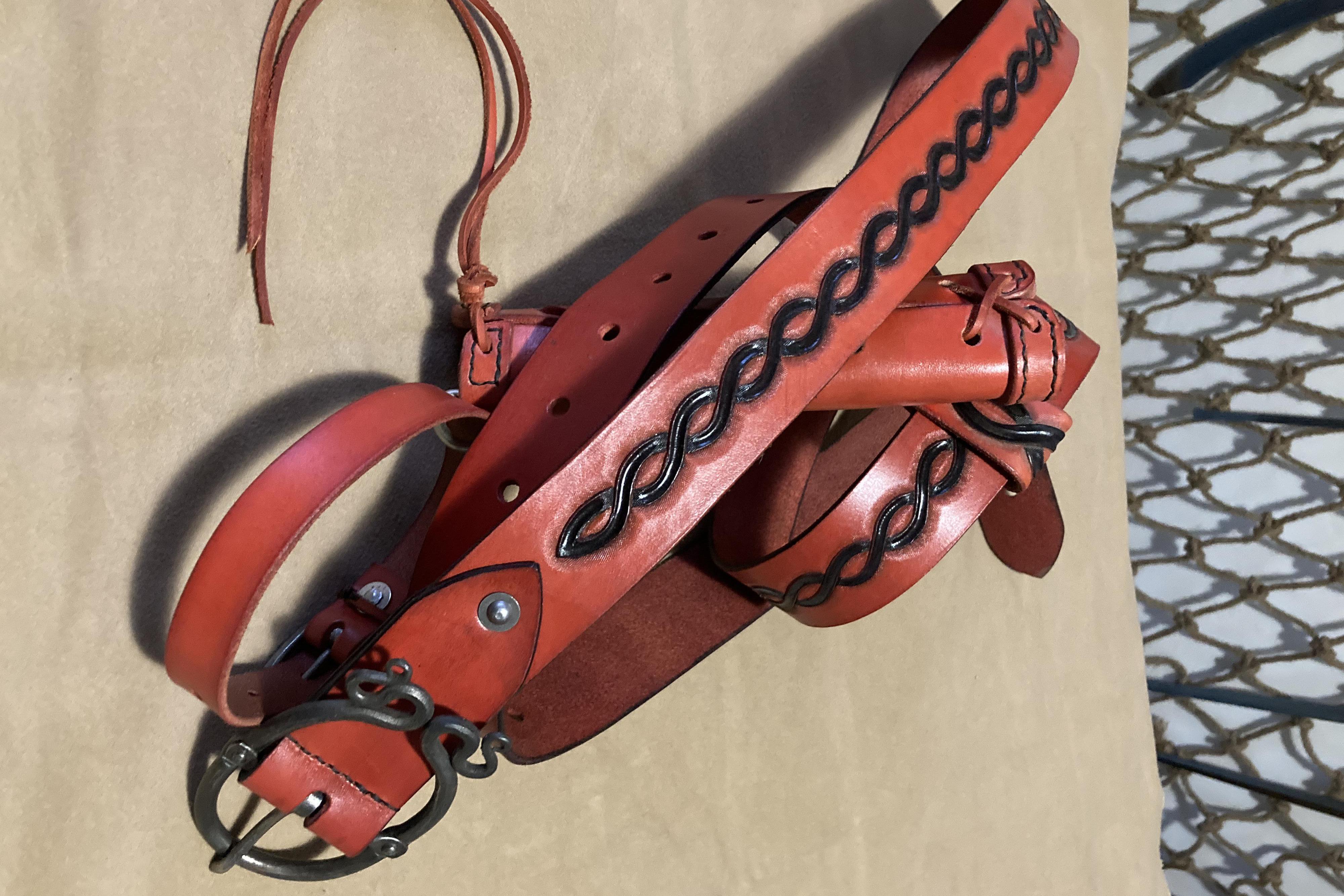 Ručně zdobený opasek se závěsem pro meč