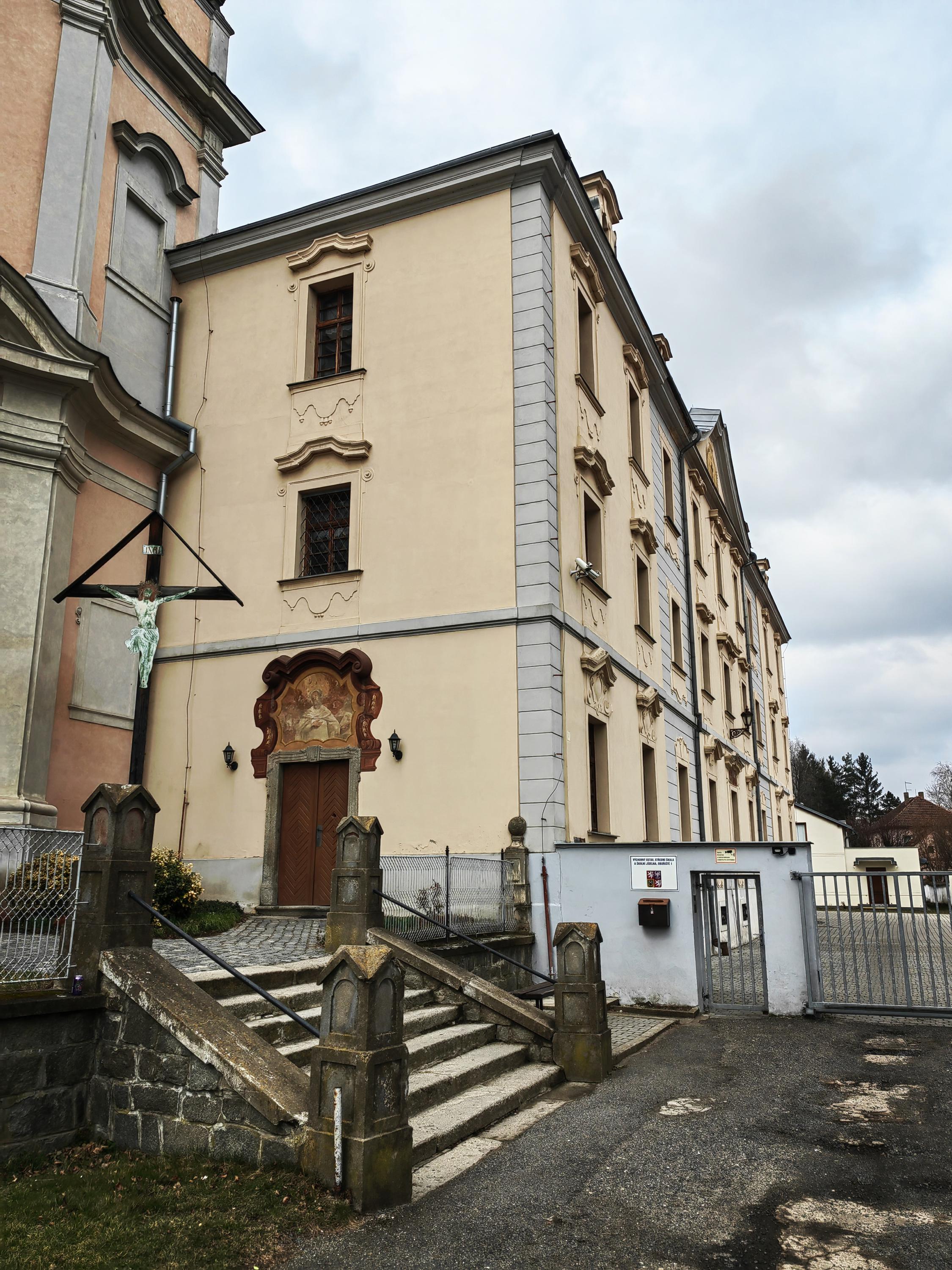 Výchovný ústav, střední škola a školní jídelna, Obořiště 1 foto 2