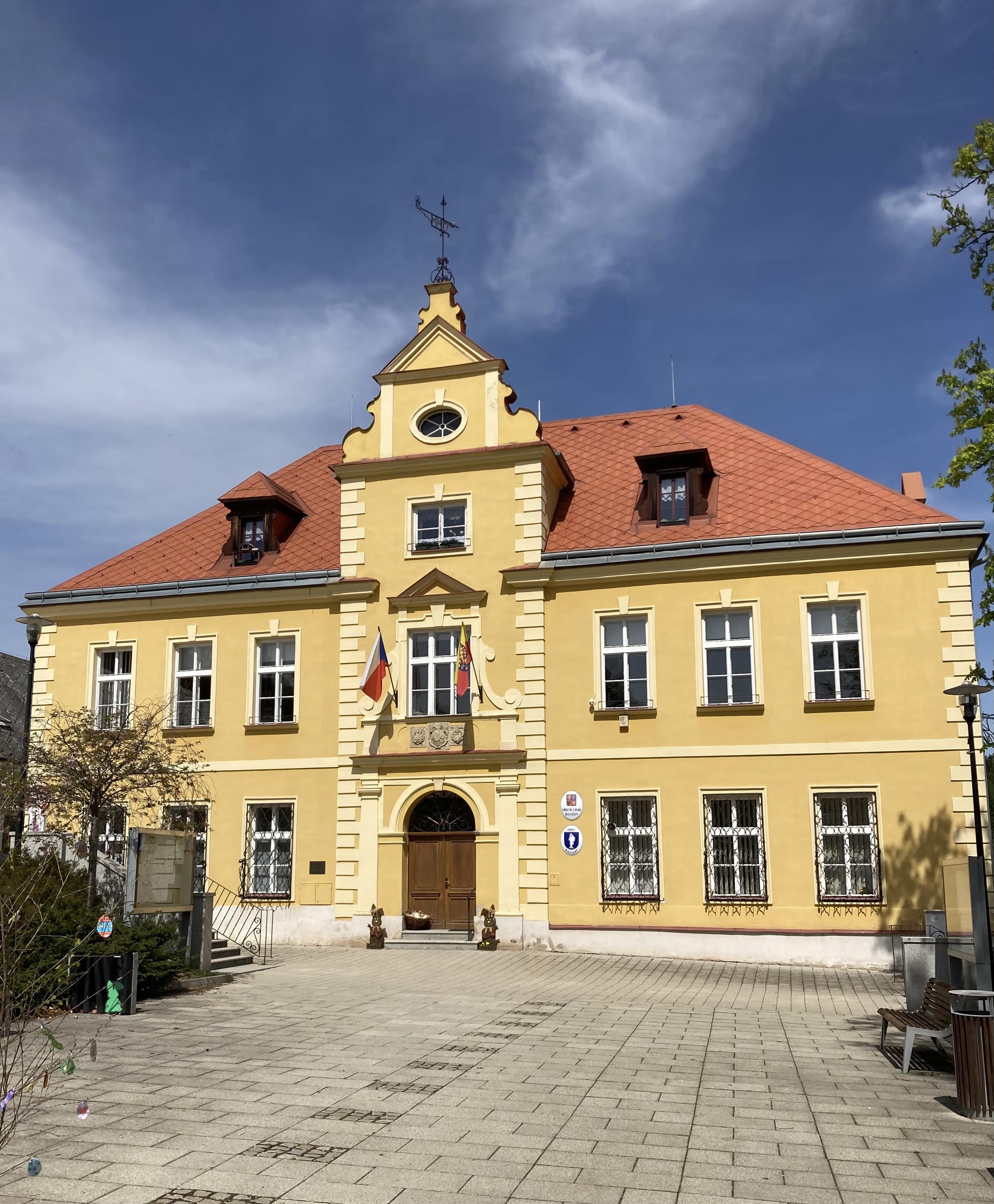 Bouzov - obecní úřad foto 2