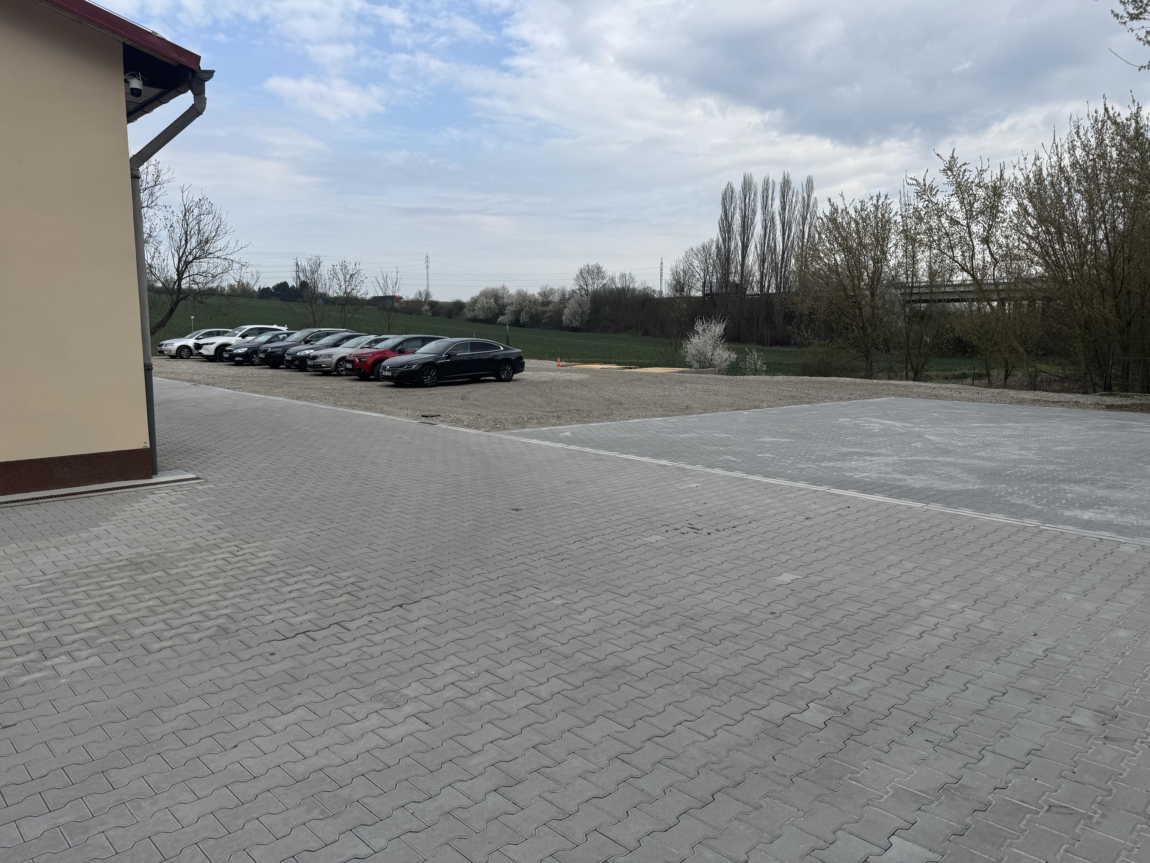 Parkování u letiště Bouchalka foto 4