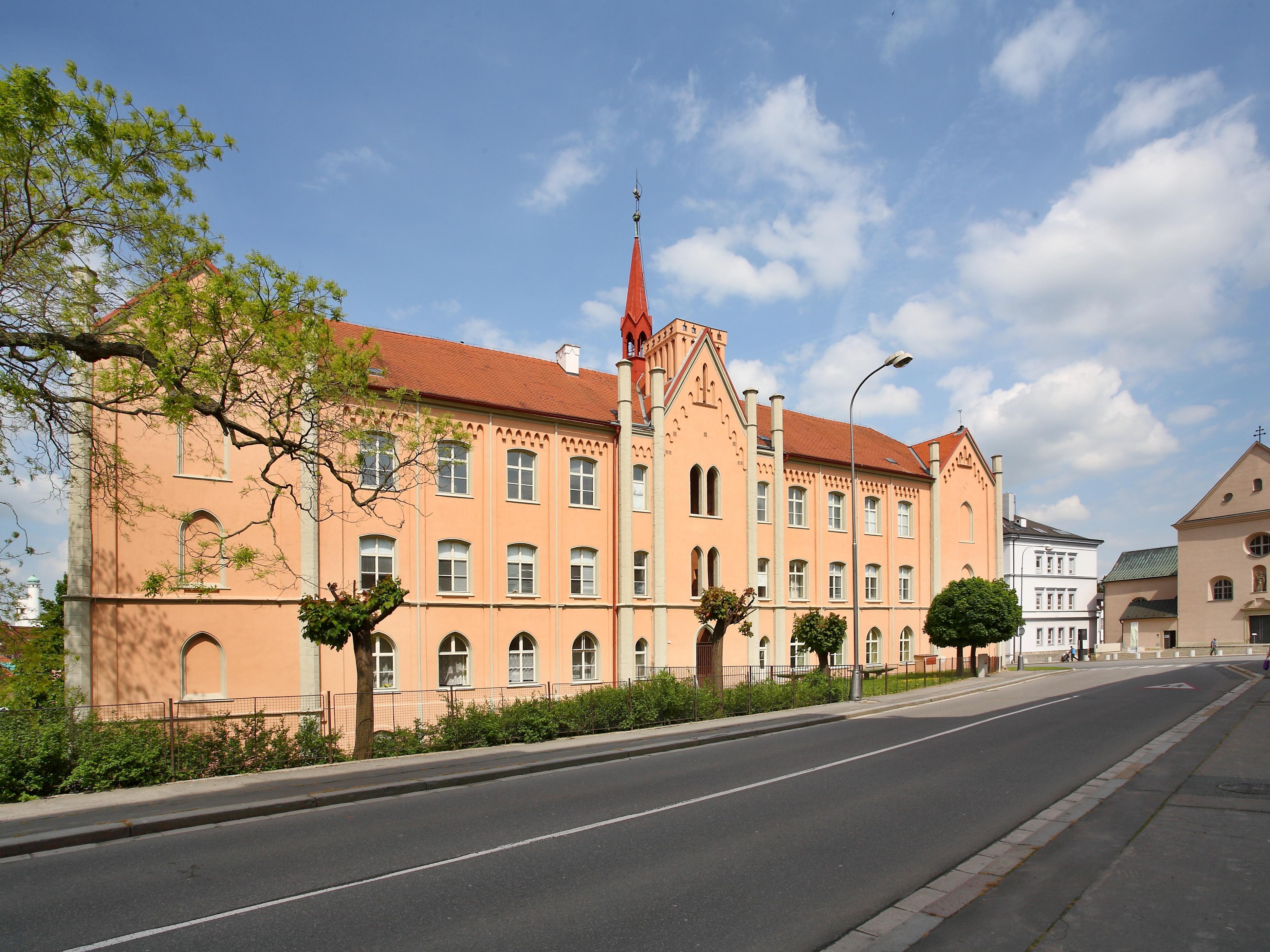 ZŠ Chrudim, Školní náměstí