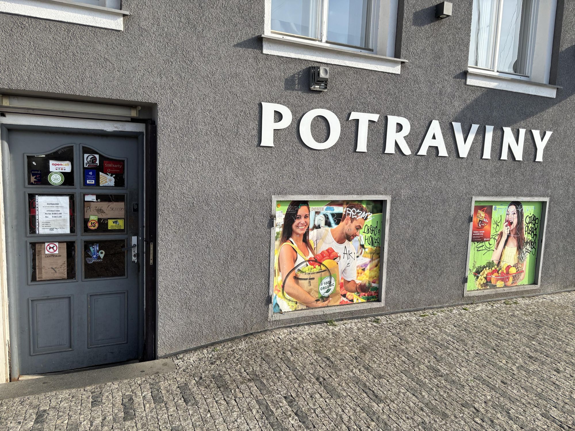 Potraviny u zastávky