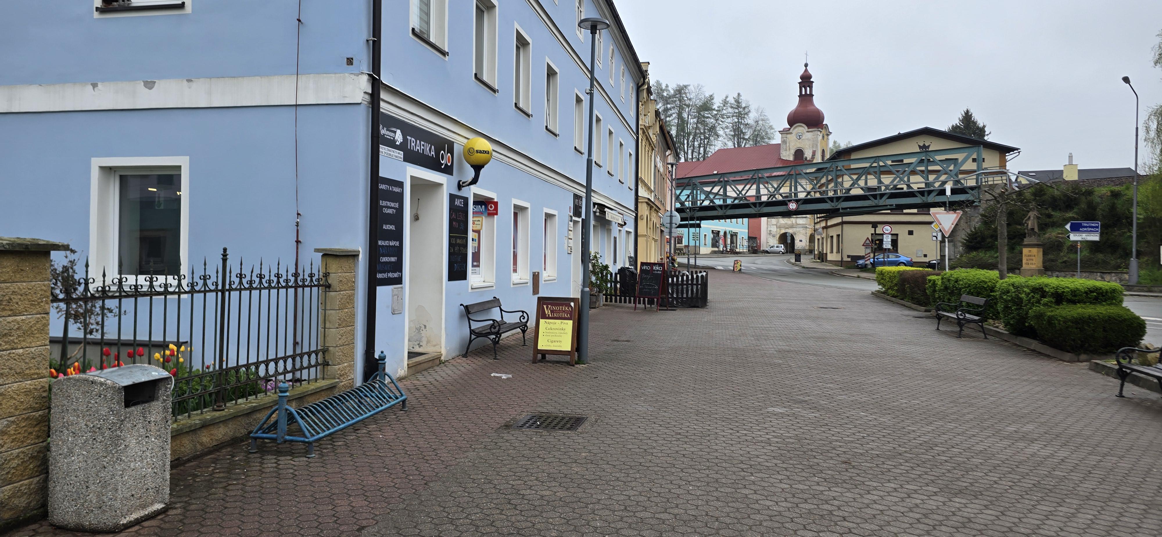 Vinotéka v chodbě foto 3