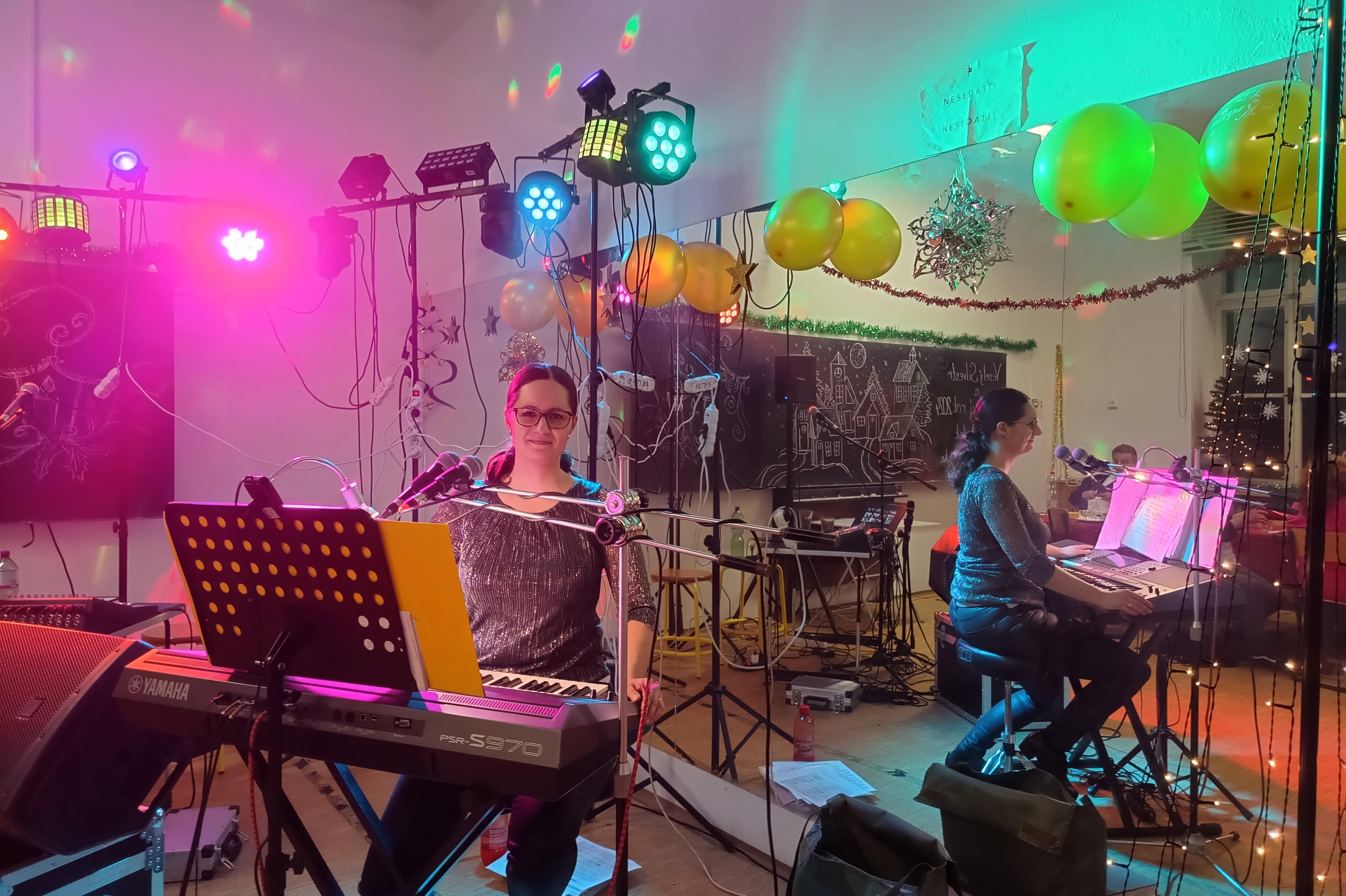 Živá hudba (klávesy, zpěv - Nikola Hamplová)