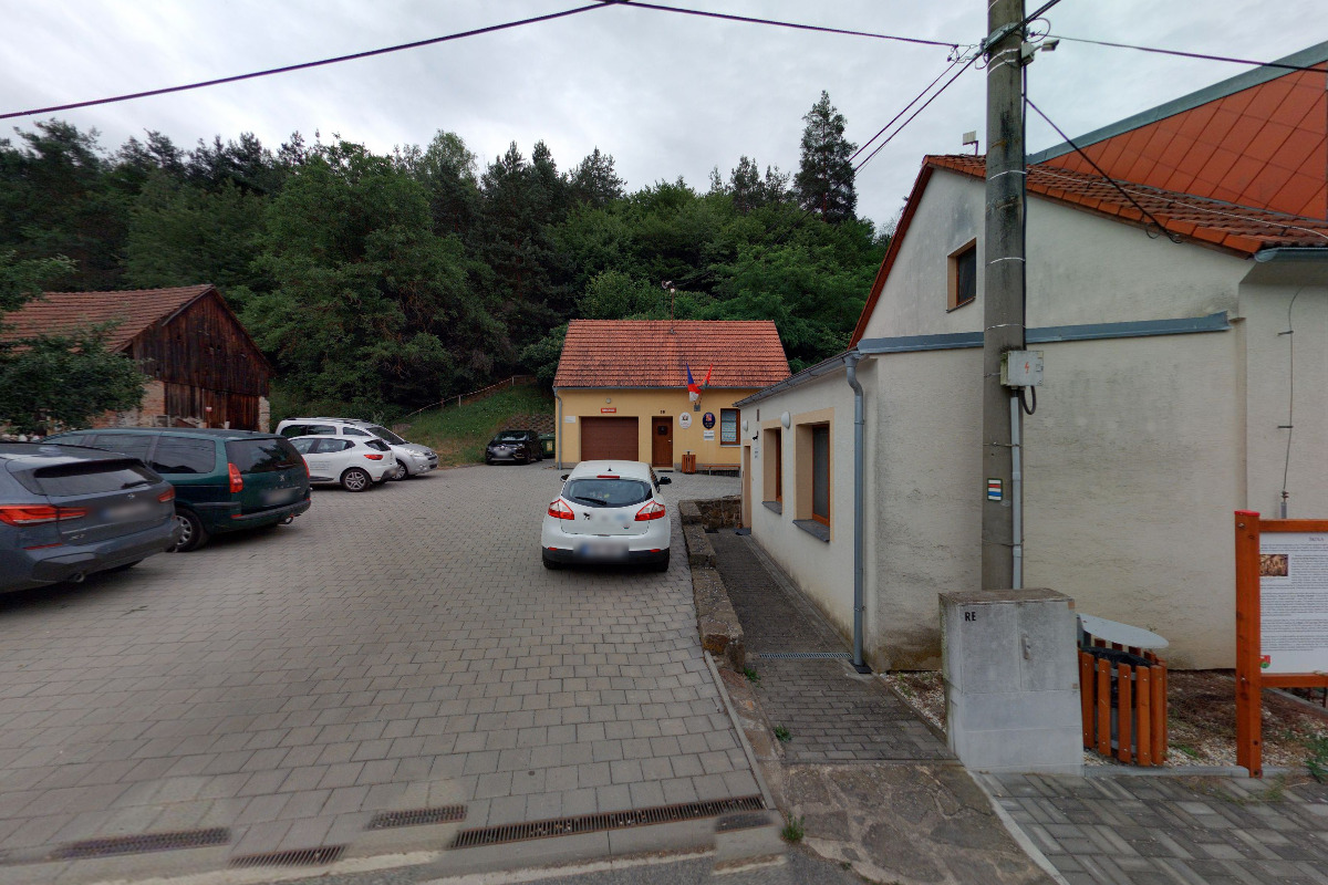 Skryje - obecní úřad foto 2
