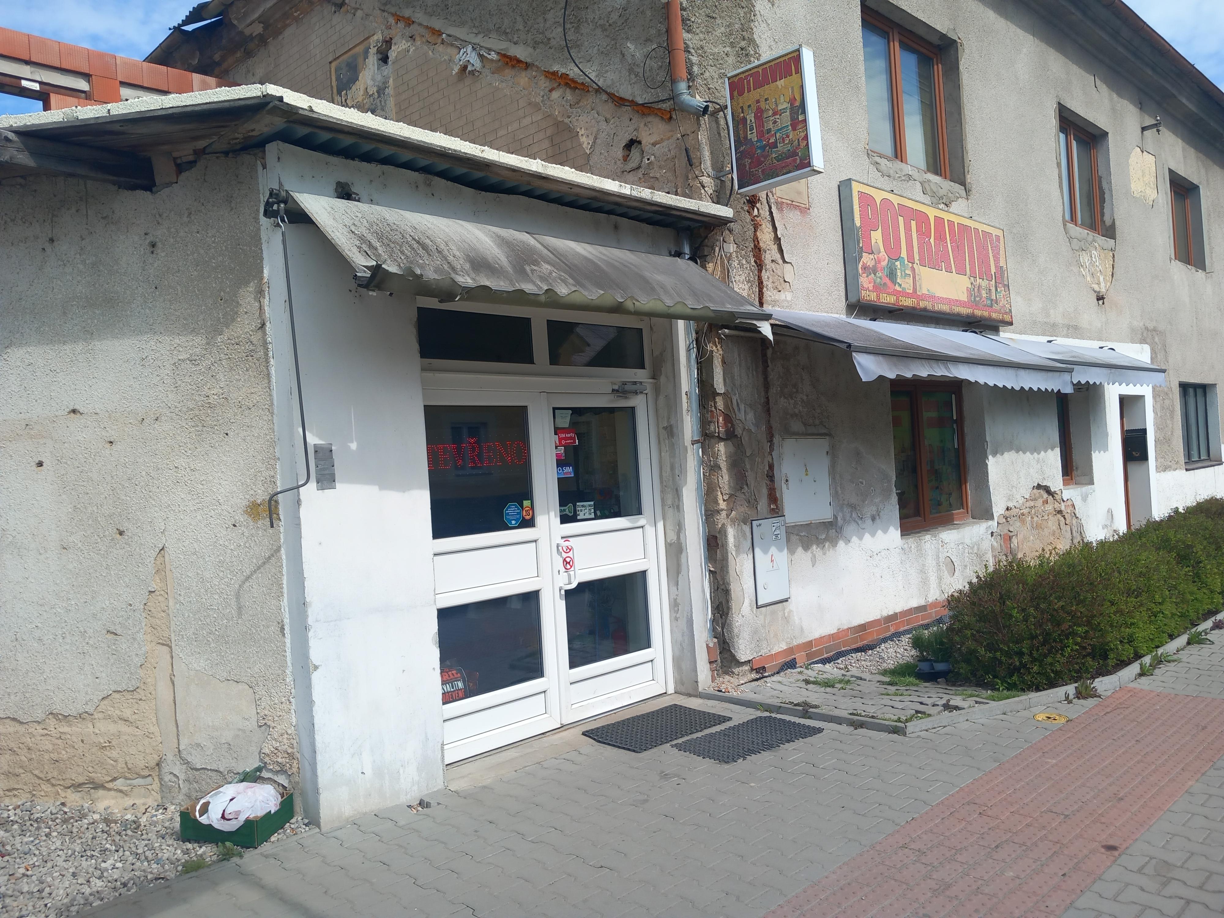 Potraviny, večerka u zastávky foto 1