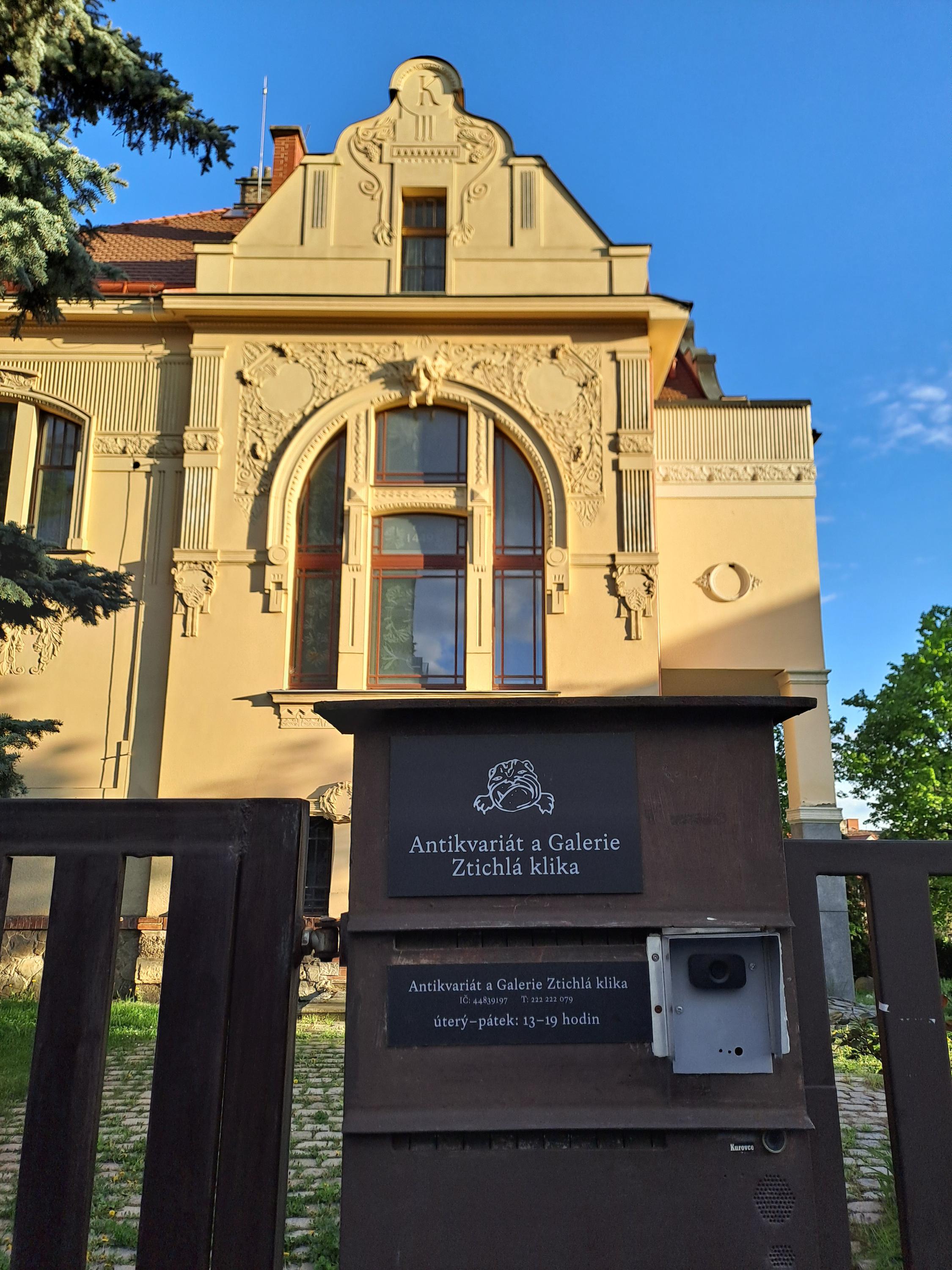 Antikvariát a galerie Ztichlá klika foto 2