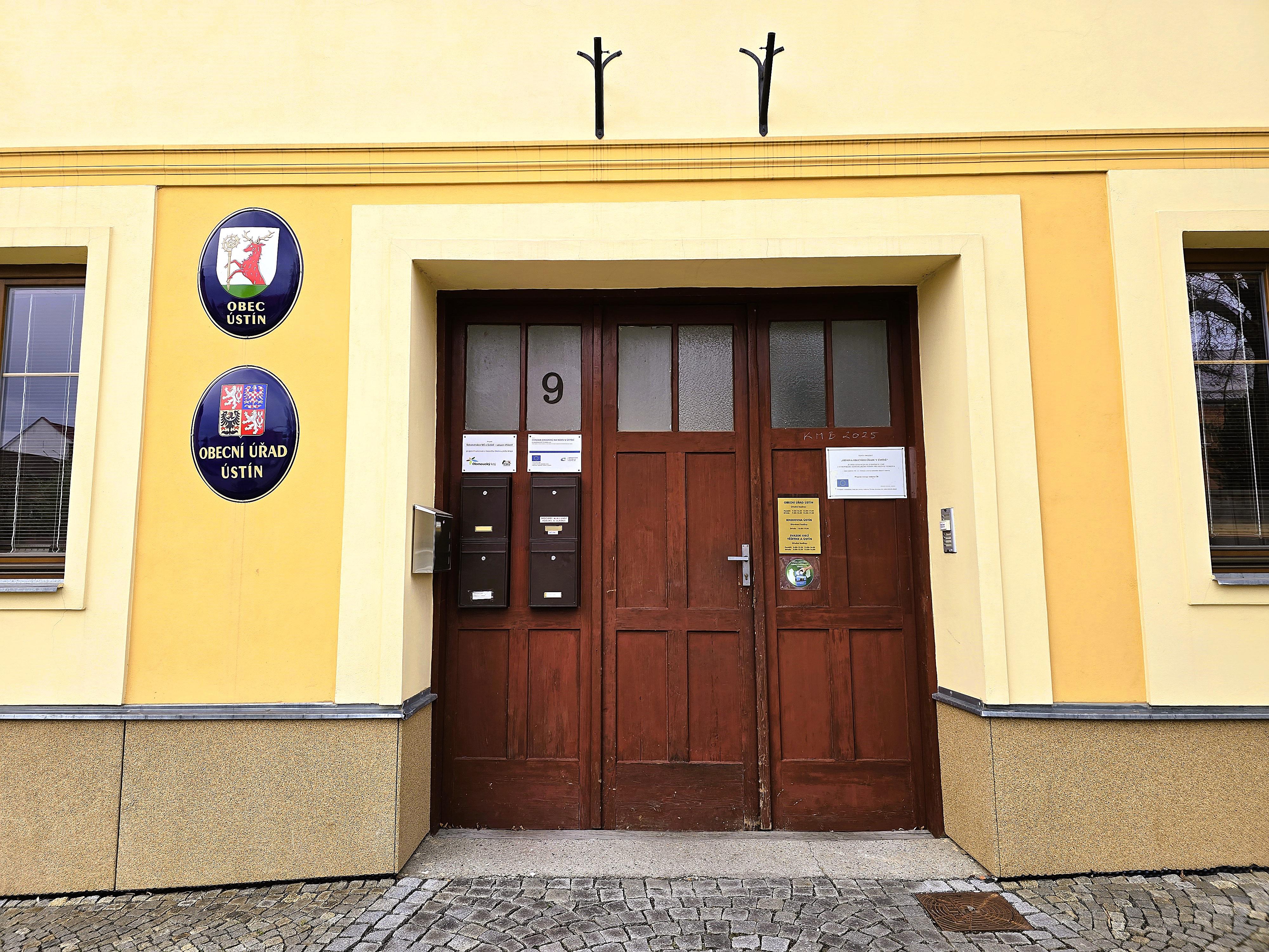 Ústín - obecní úřad foto 5