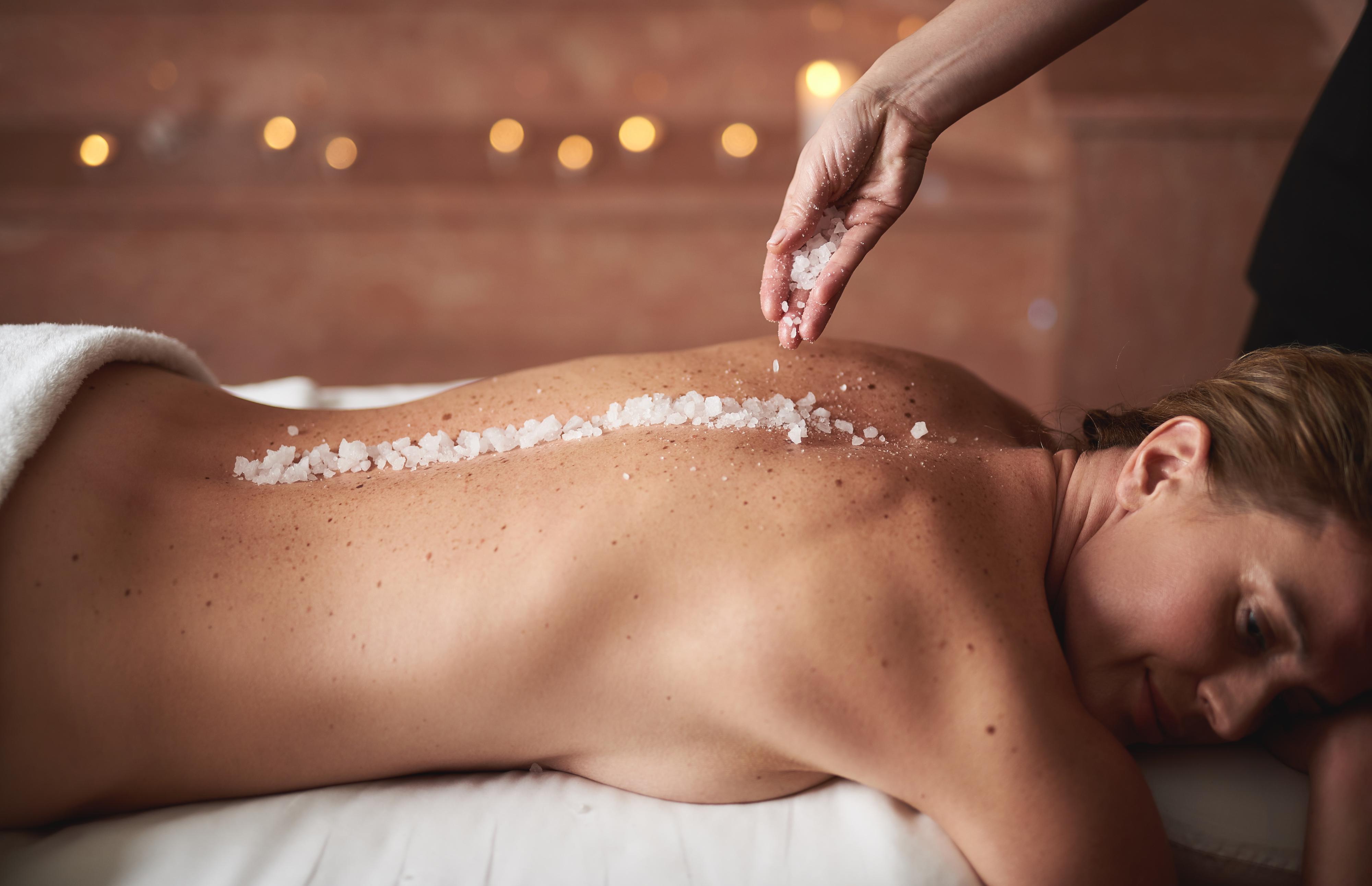 Masáž s peelingem a zábalem