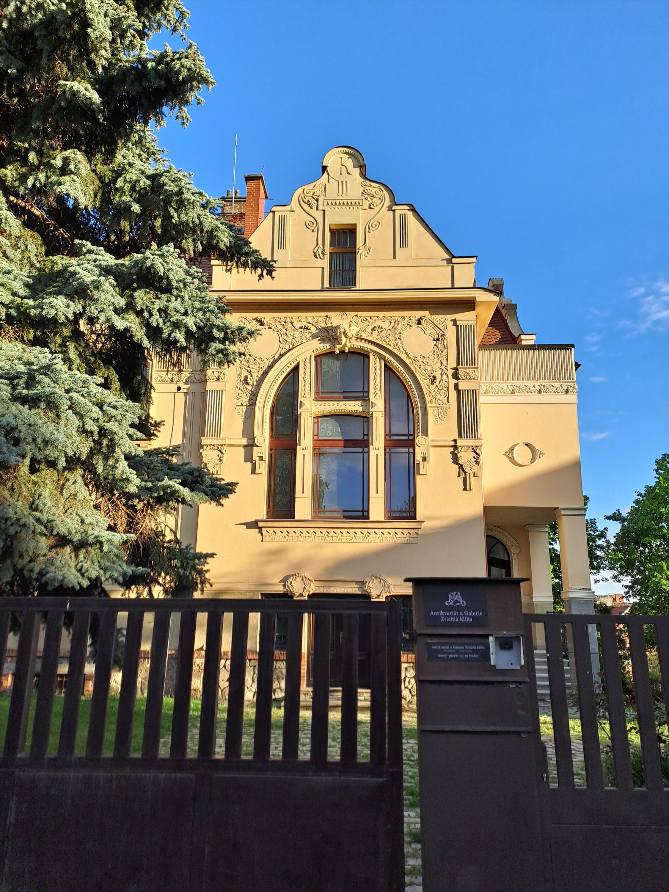 Antikvariát a galerie Ztichlá klika foto 4