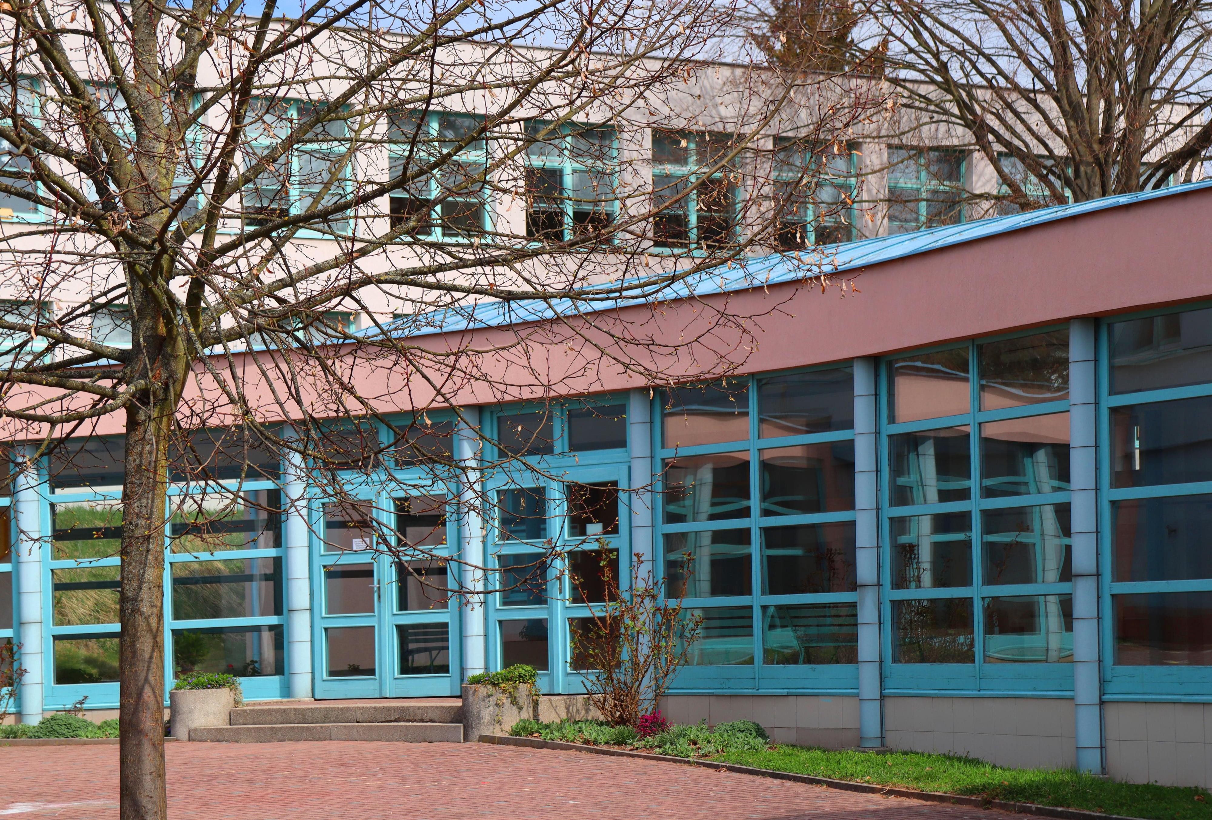 Základní škola 5. května, Dvůr Králové nad Labem, 28. října 731