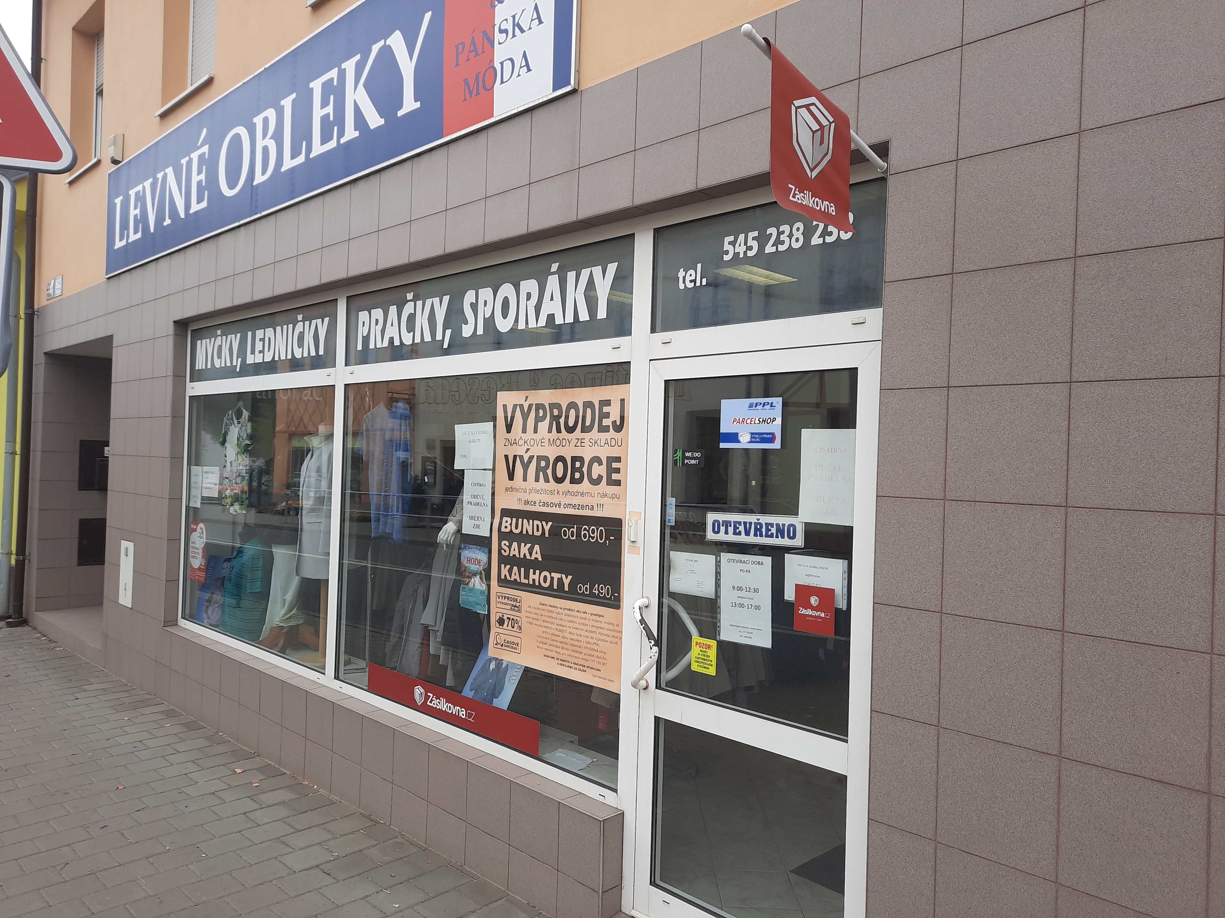 LEVNÉ OBLEKY