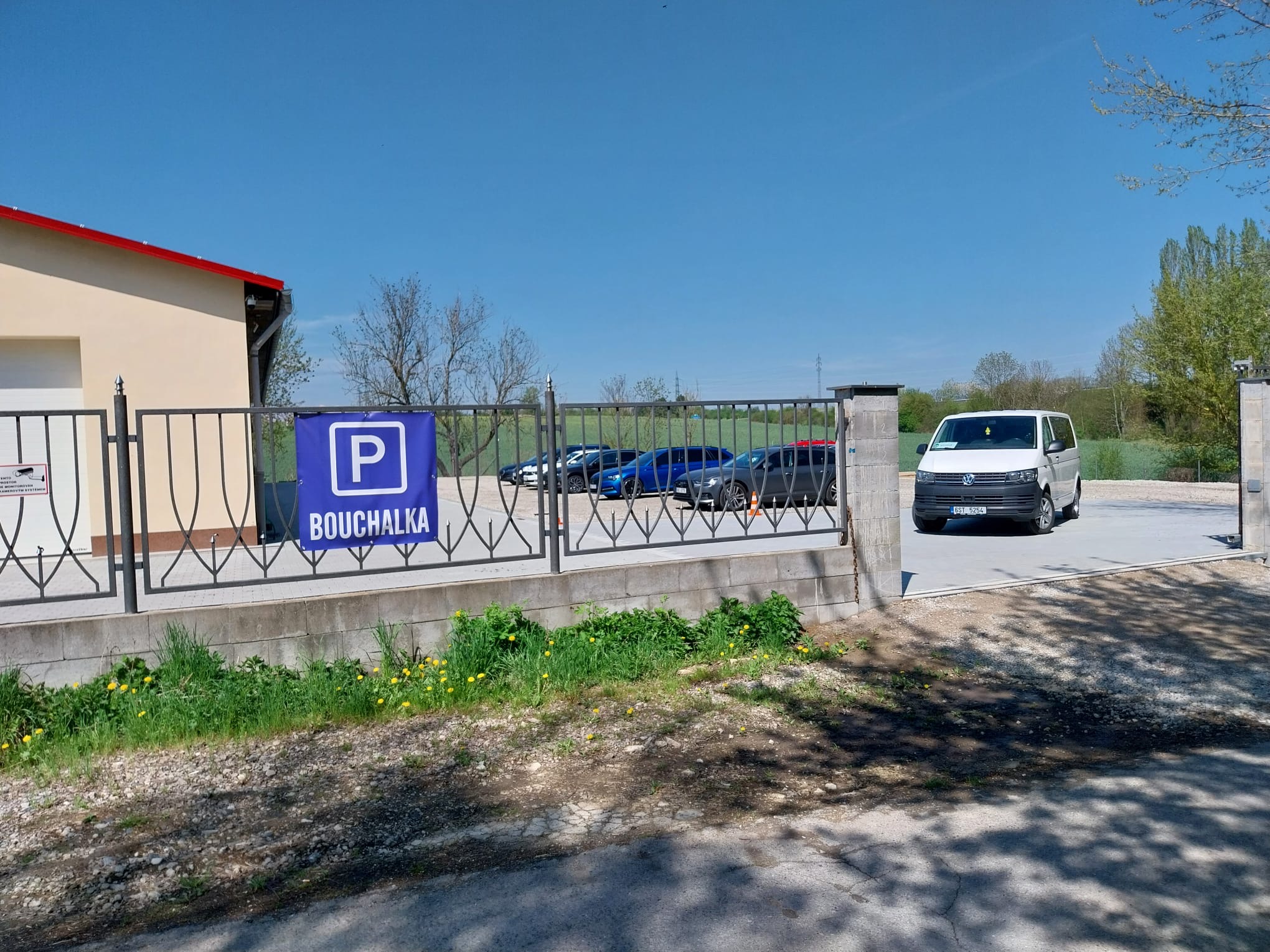 Parkování u letiště Bouchalka foto 2