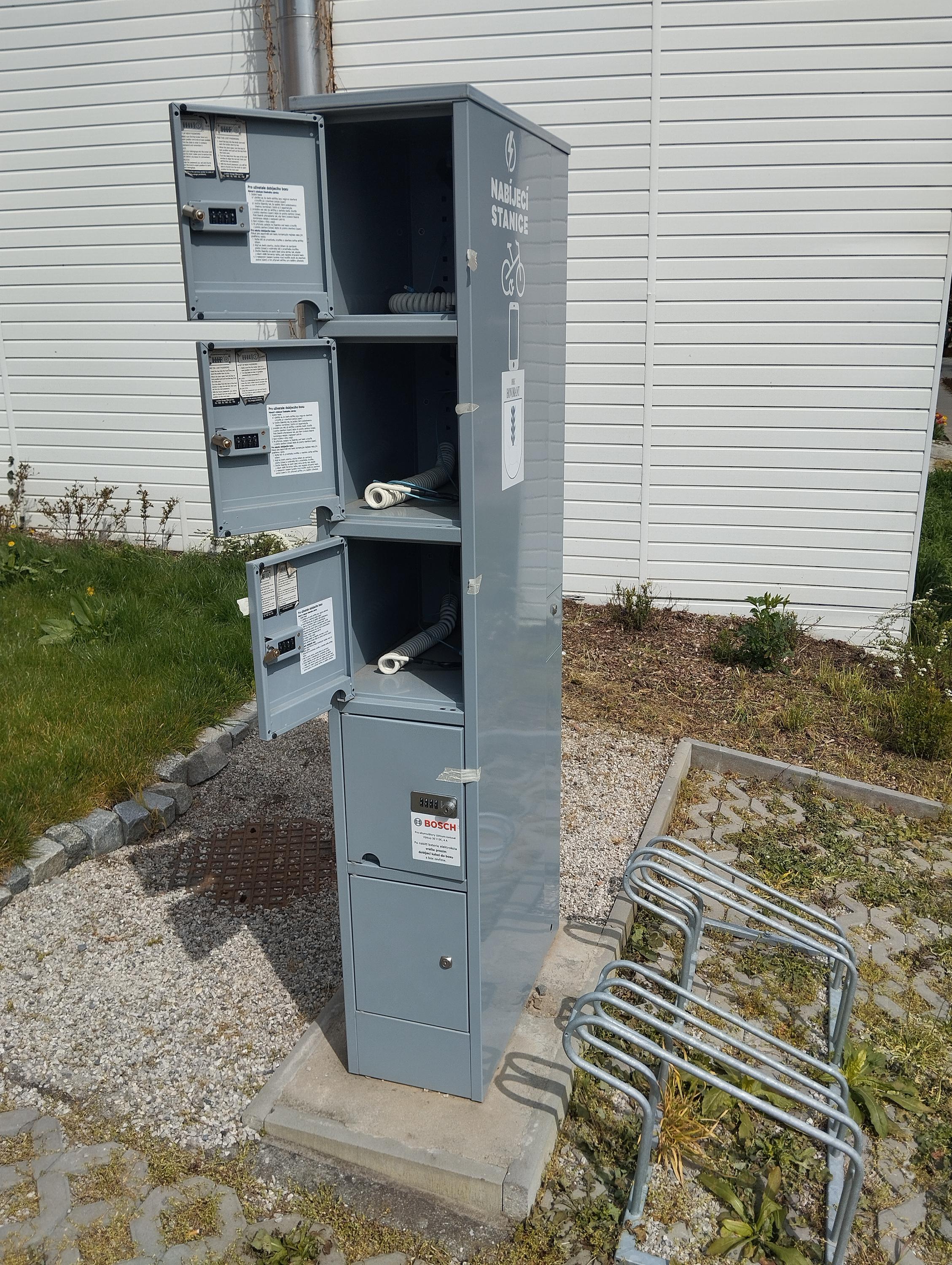 Nabíjecí stanice pro elektrokola a mobilní zařízení foto 4