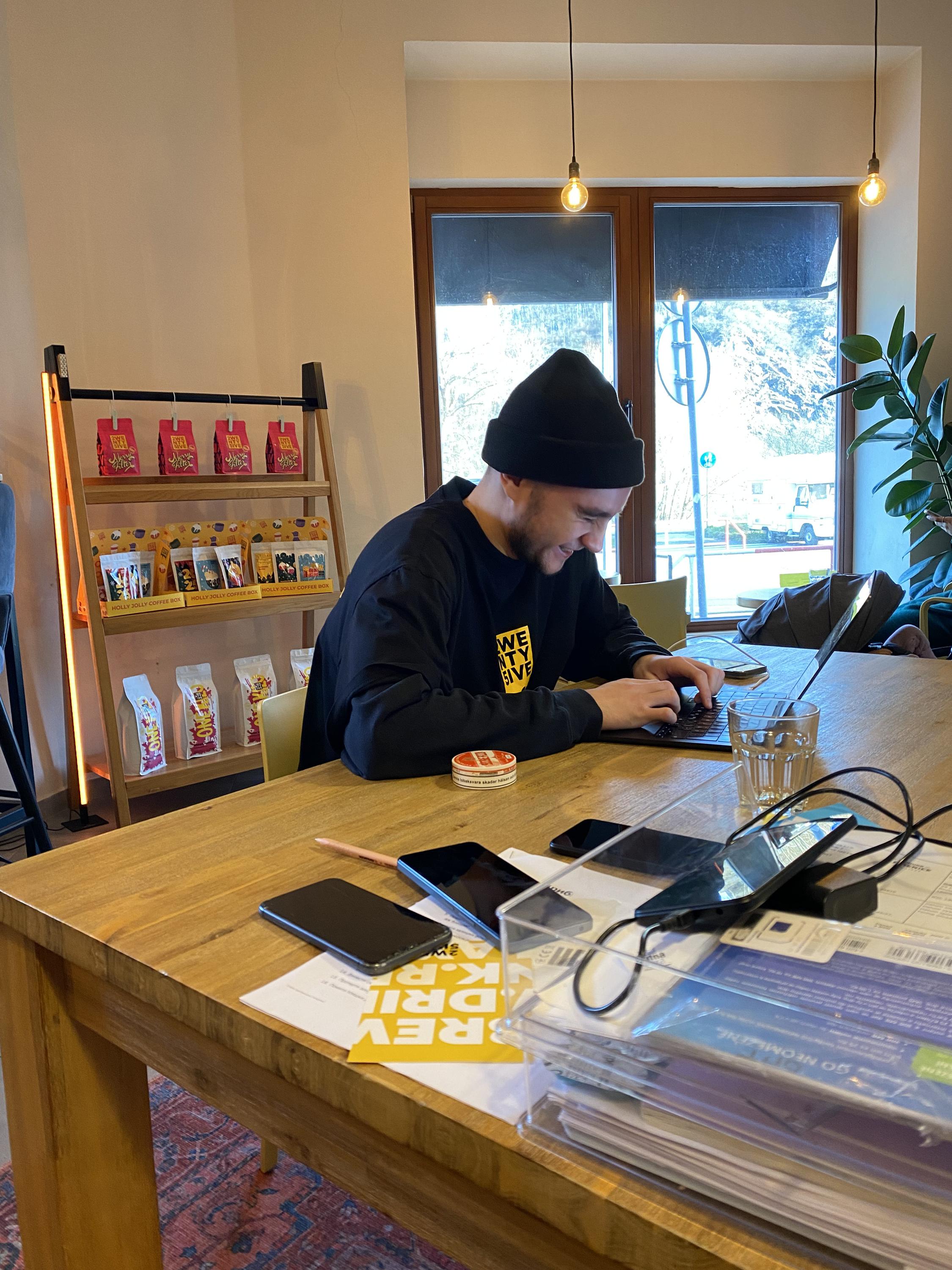 District 25 specialty coffee & wine foto 3