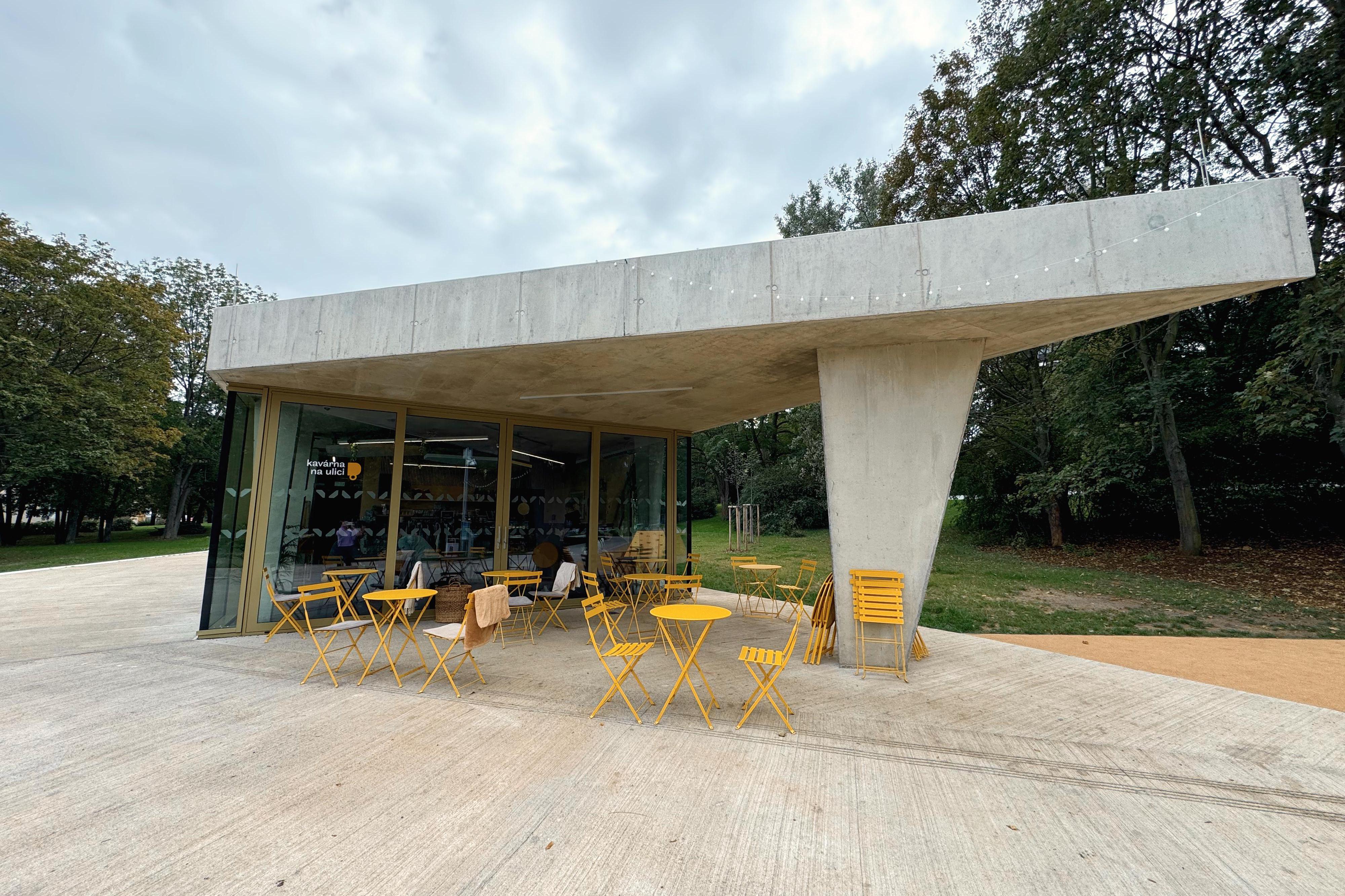 Kavárna na ulici