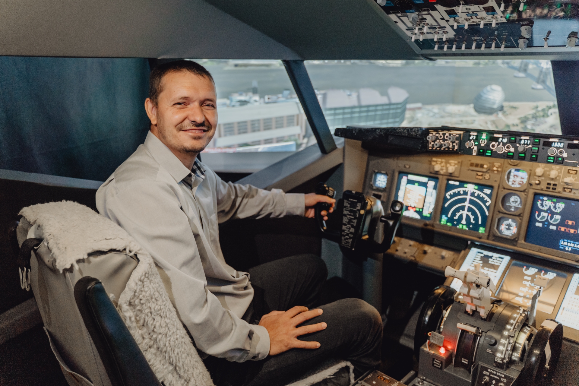 Pilotem dopravního letadla simulátor Boeing 737NG