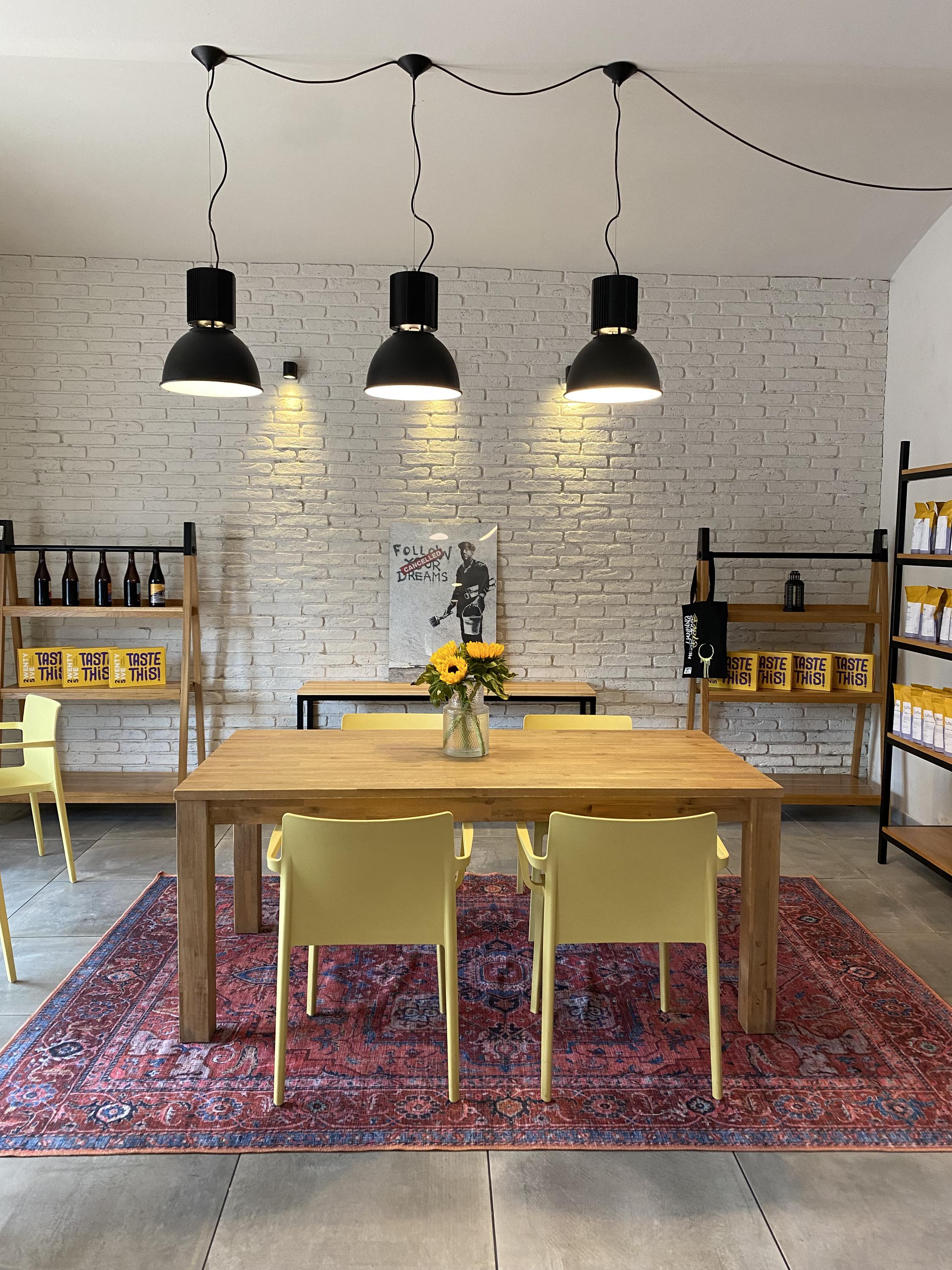 District 25 specialty coffee & wine foto 4