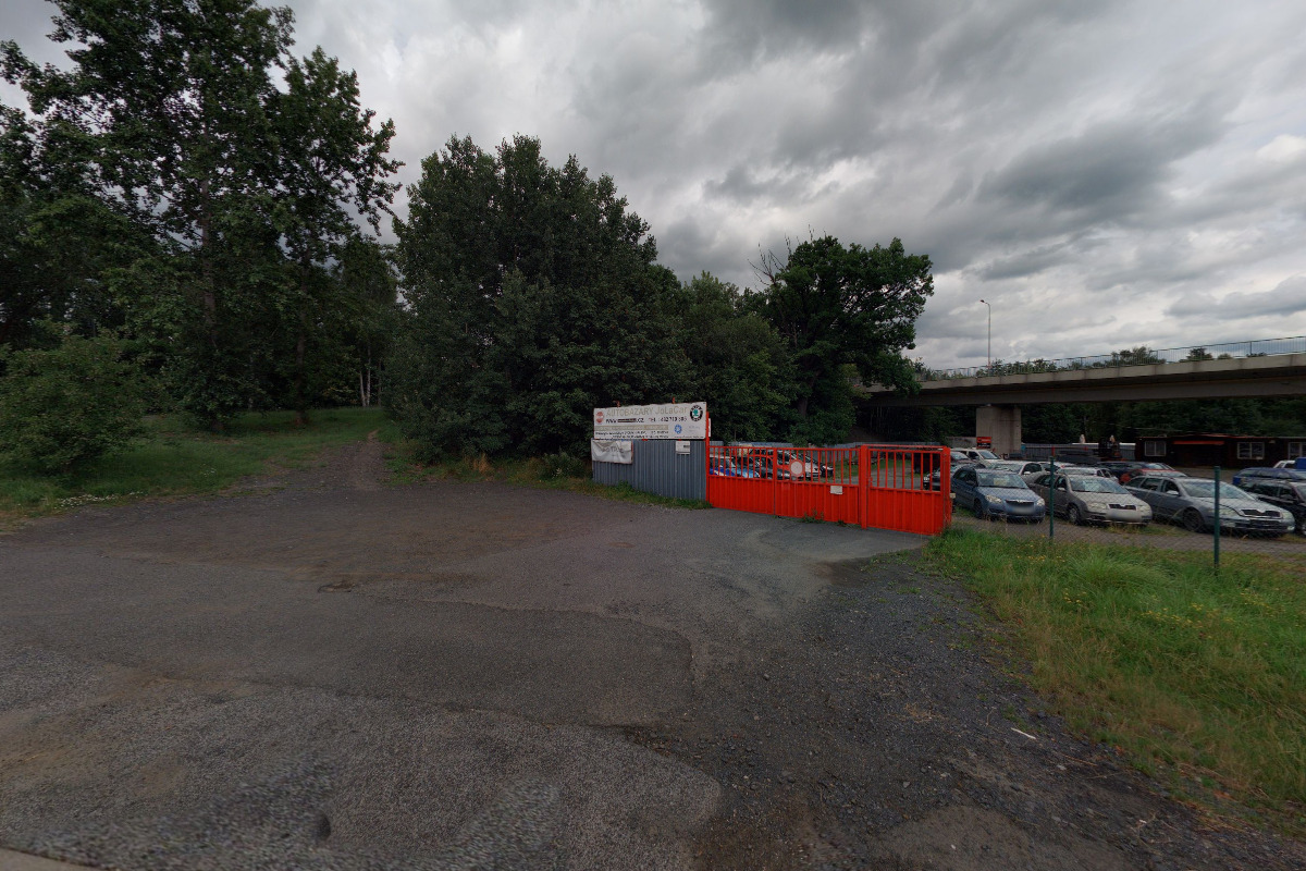 Autobazar pod mostem foto 3