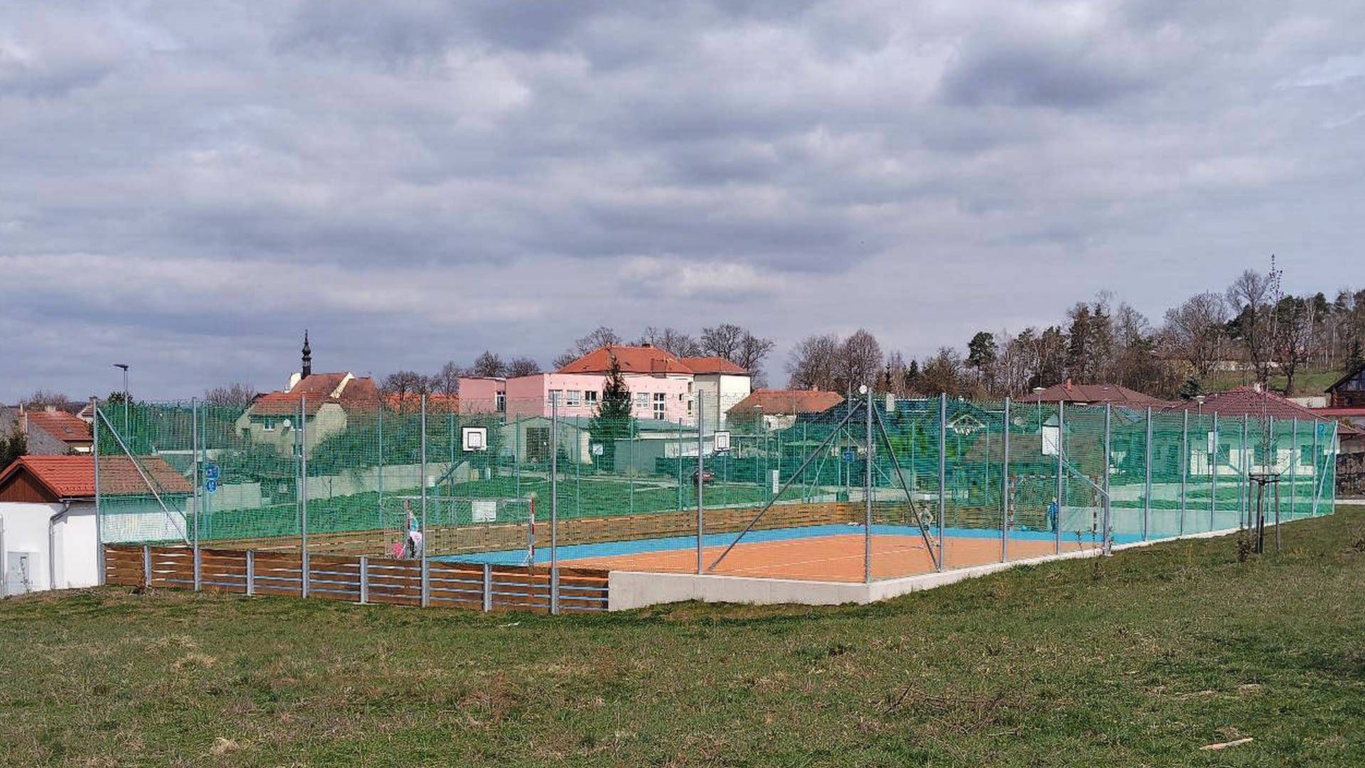 Víceúčelové hřiště K Sasiňáku foto 2