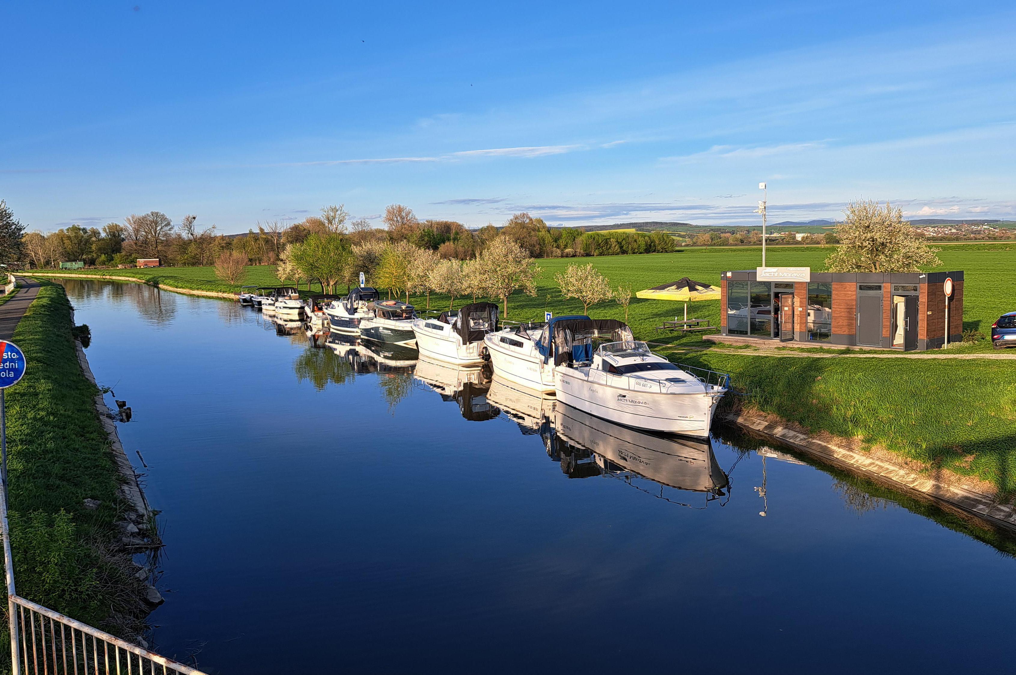 Půjčovna lodí Jacht Morava