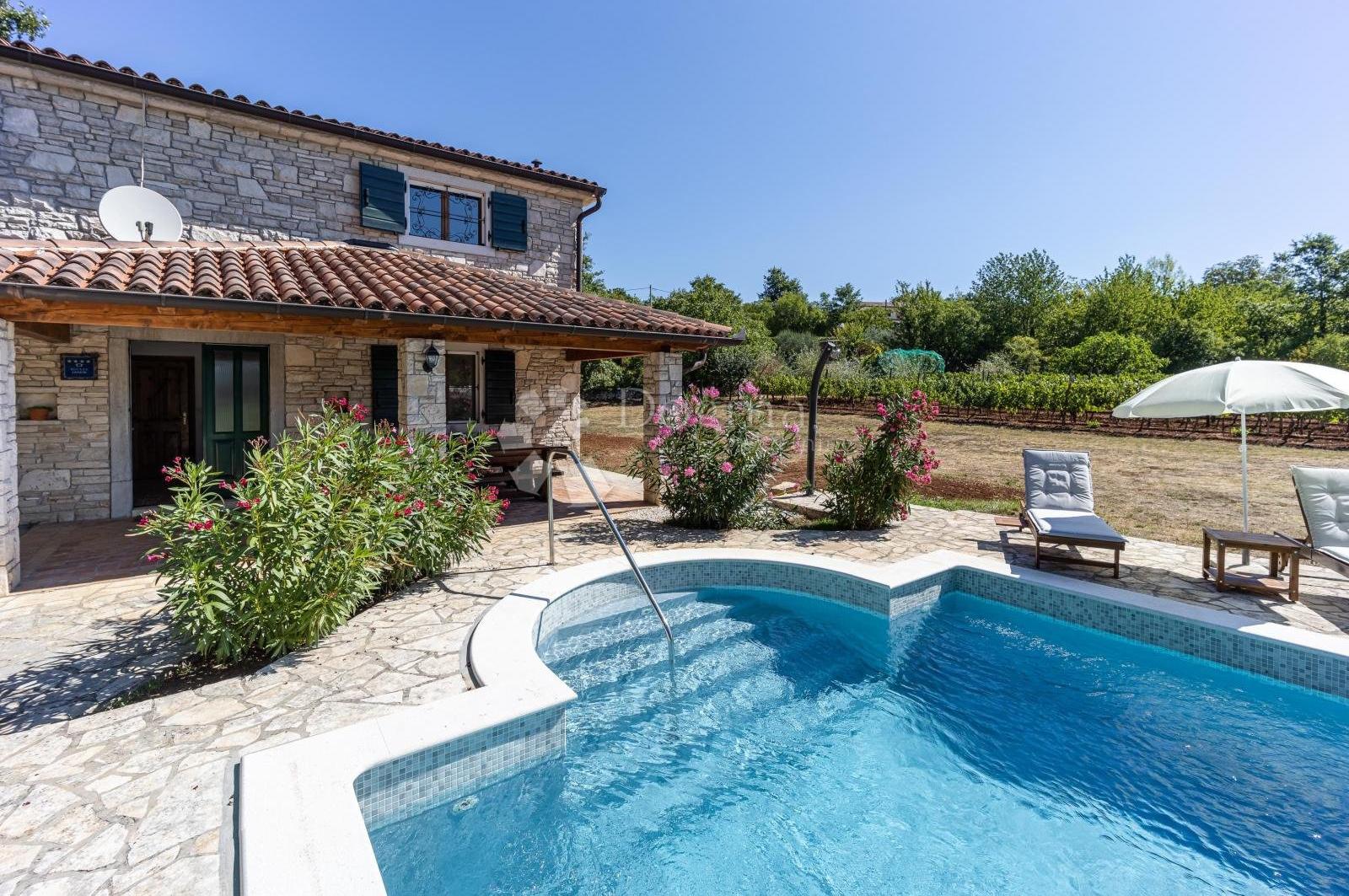 Krásný kamenný dům s bazénem u Labinu na Istrii!
