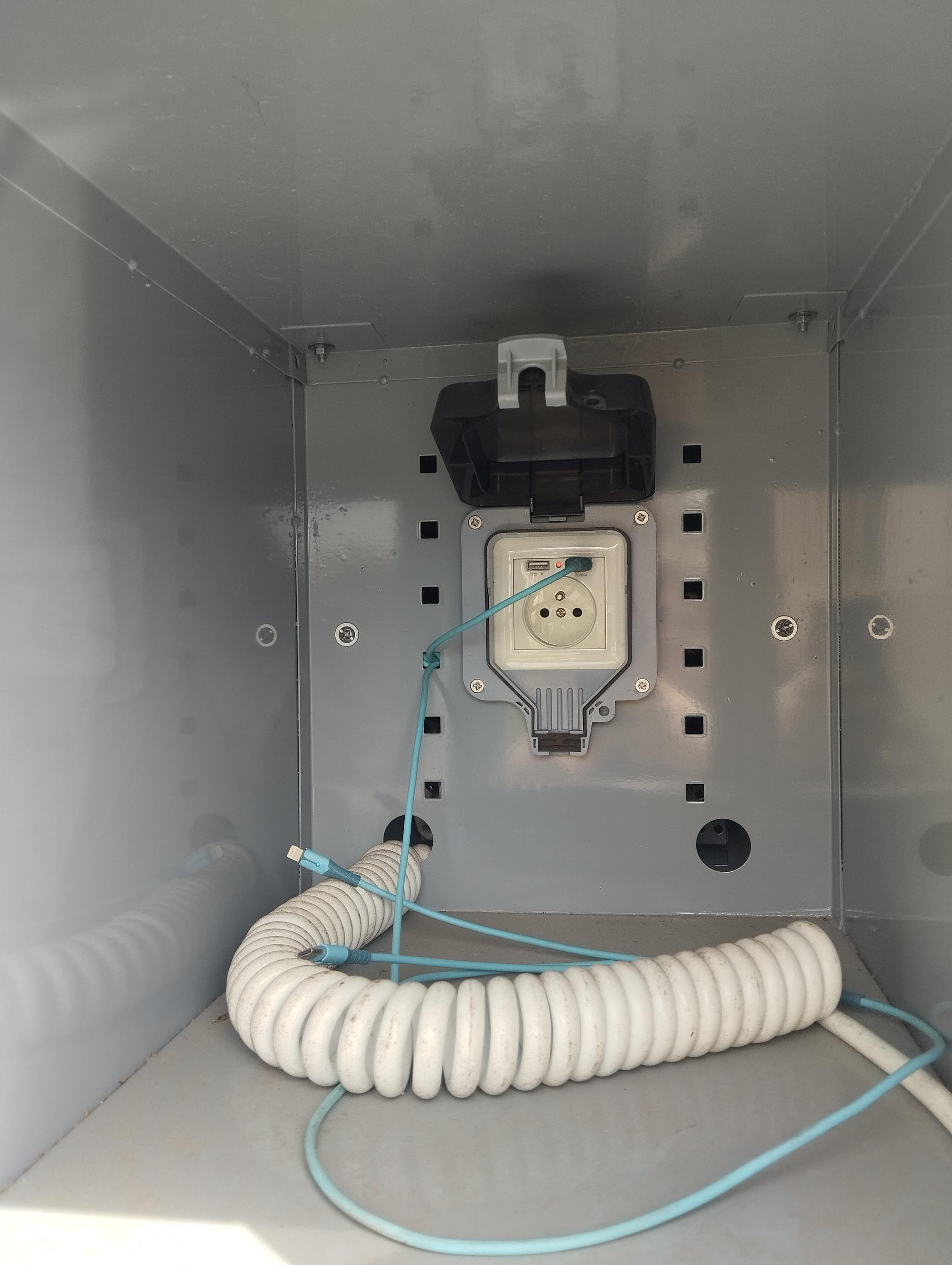 Nabíjecí stanice pro elektrokola a mobilní zařízení foto 2