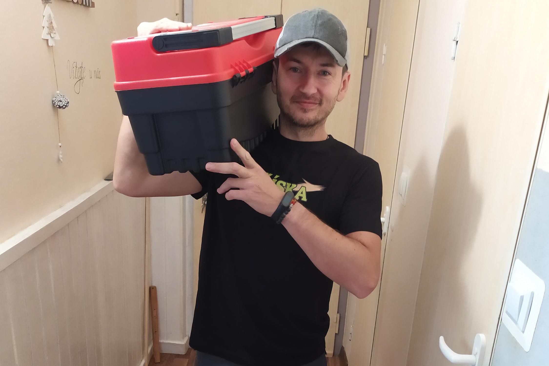 Hodinový manžel Tříska