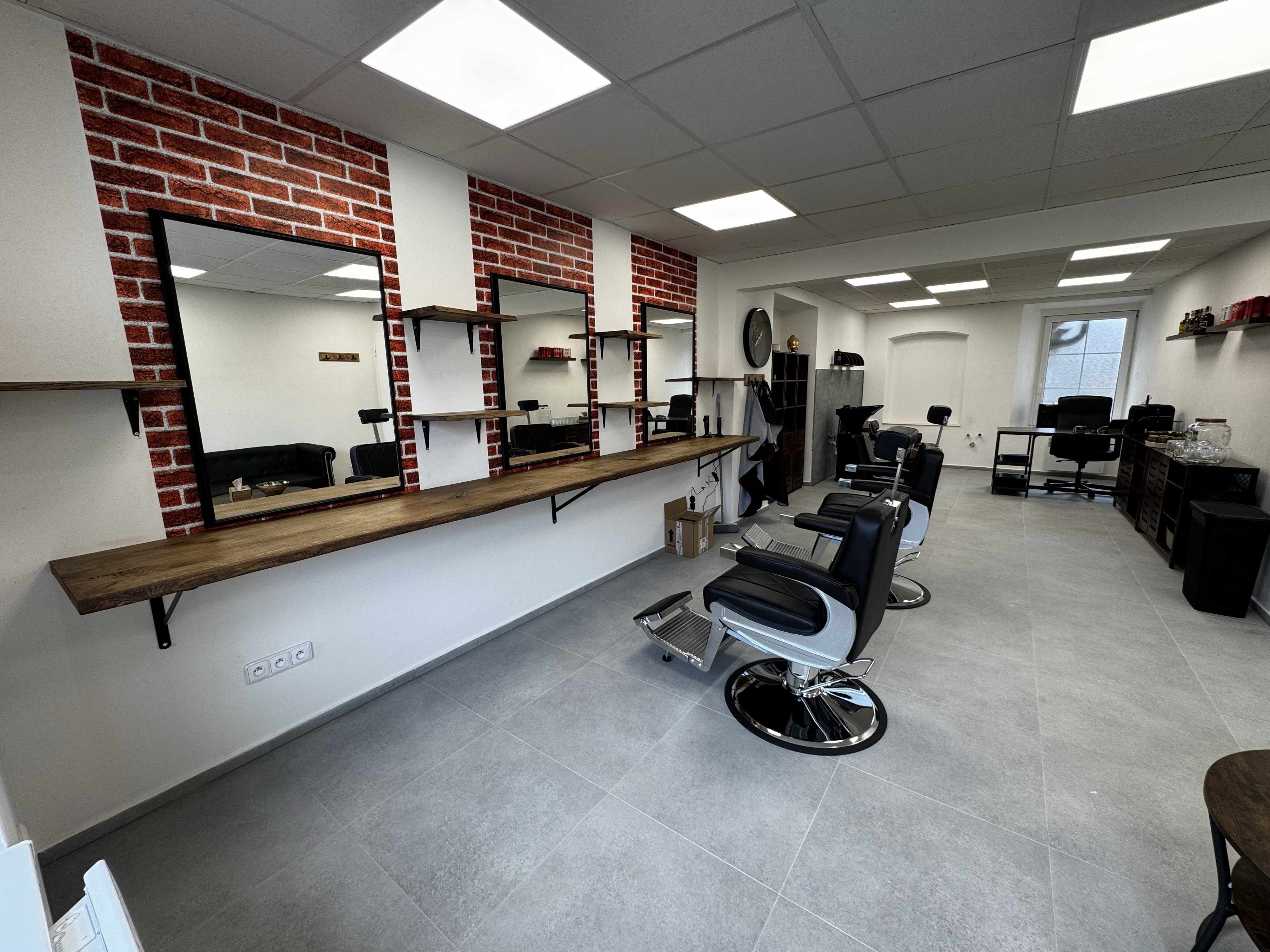 Rayvee's Barbershop foto 3