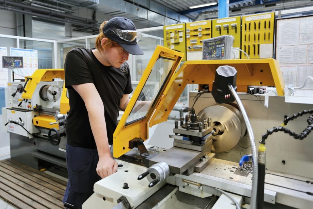 Sigmundova střední škola strojírenská, Lutín foto 2