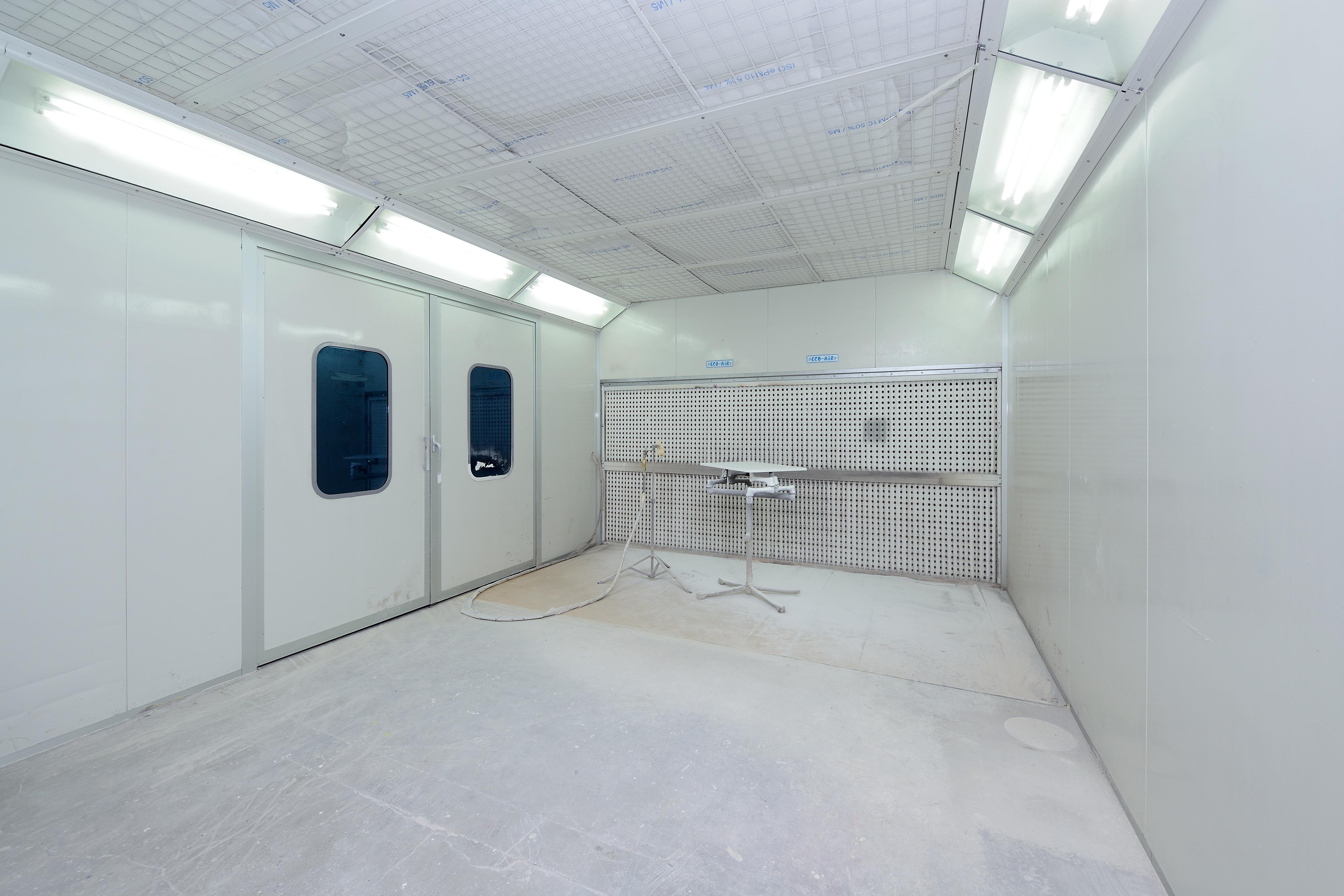 LAKOVNA NÁBYTKU foto 2