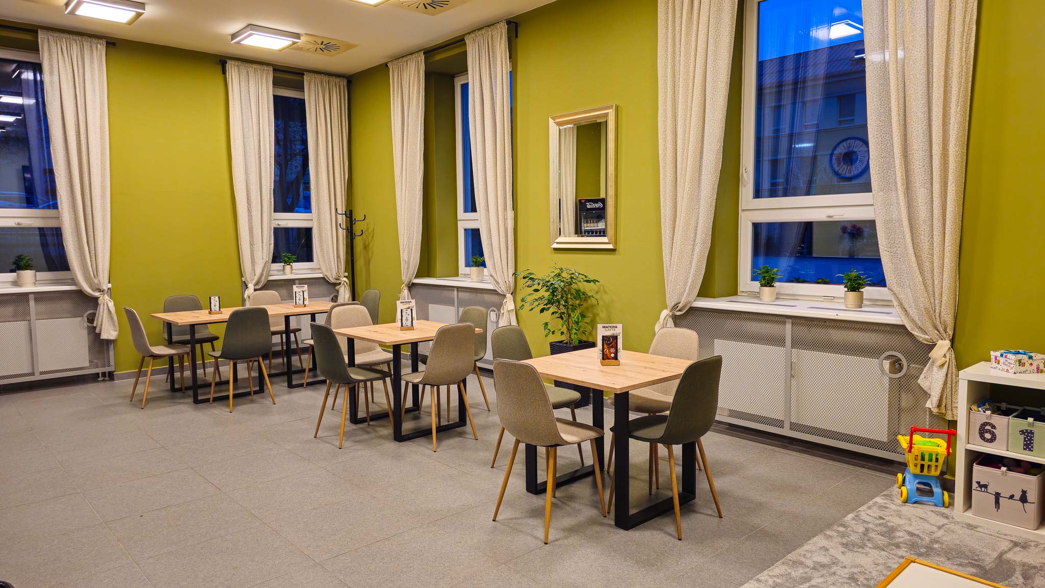 LUCKY WAVES - SNACK & COFFEE