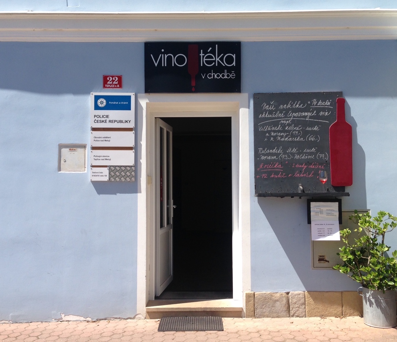 Vinotéka v chodbě foto 2