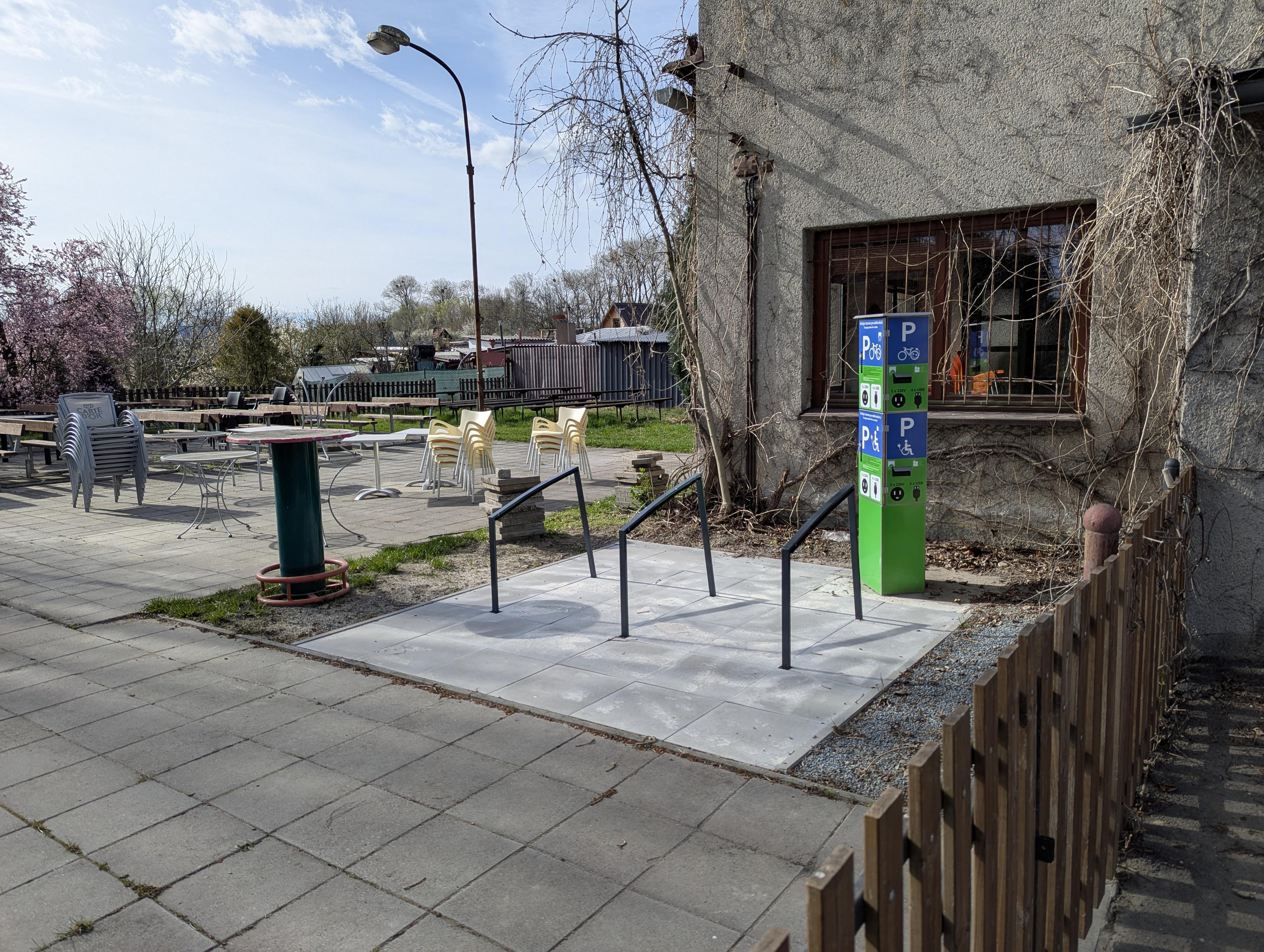 Nabíjecí stanice pro elektrokola - U splavu