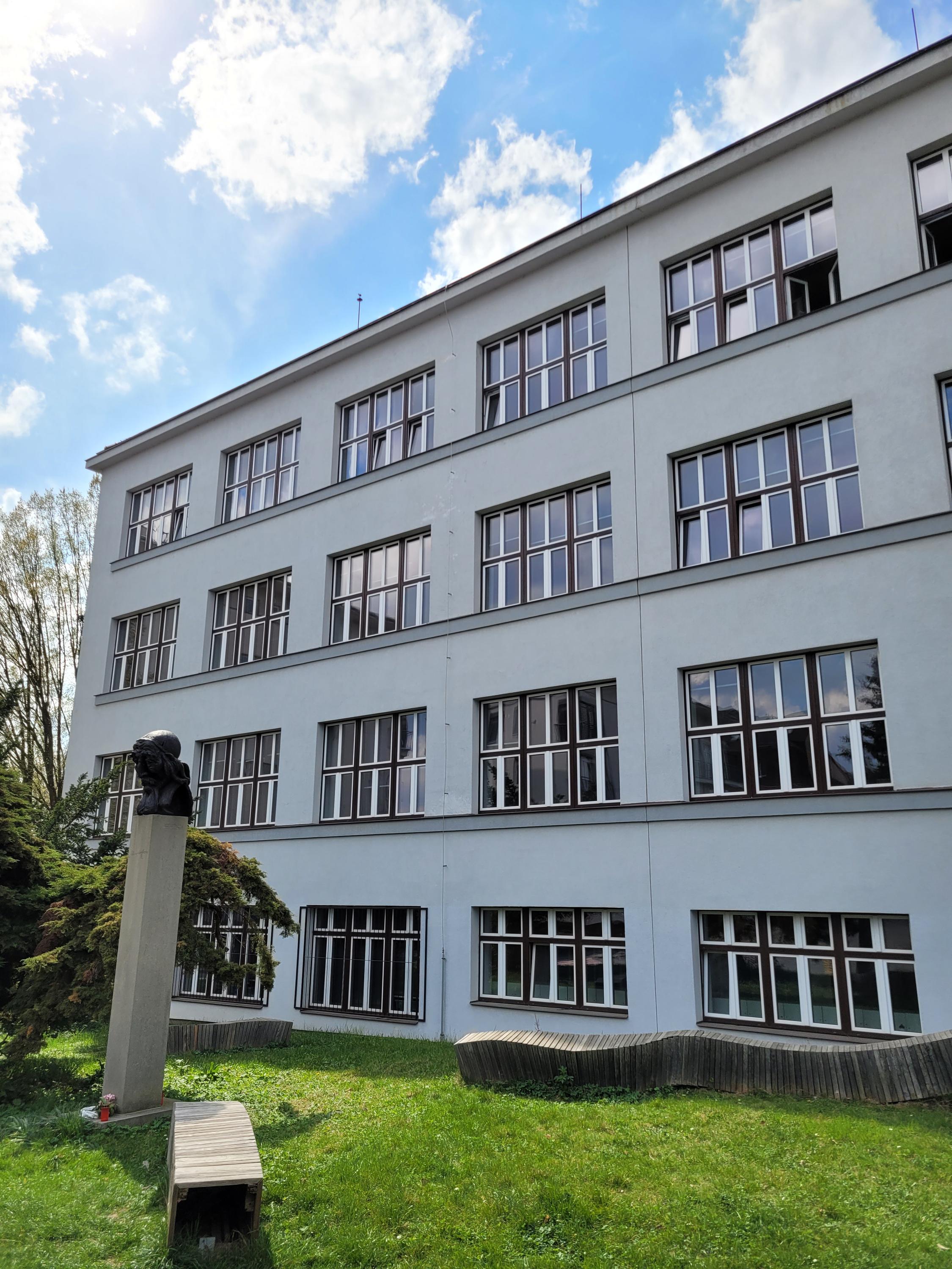 Gymnázium,  Říčany, Komenského náměstí foto 5