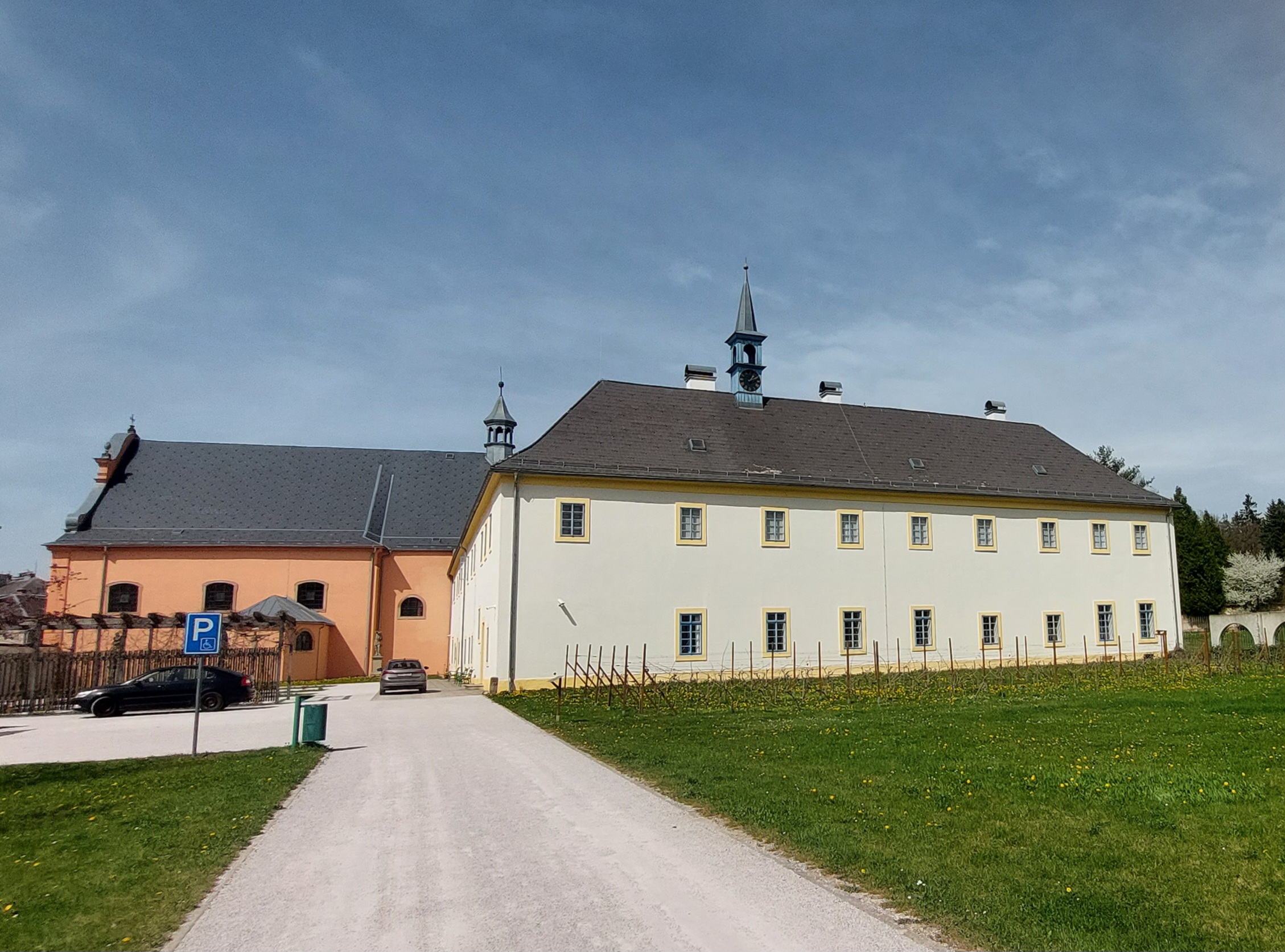 Františkánský klášter Hostinné foto 3