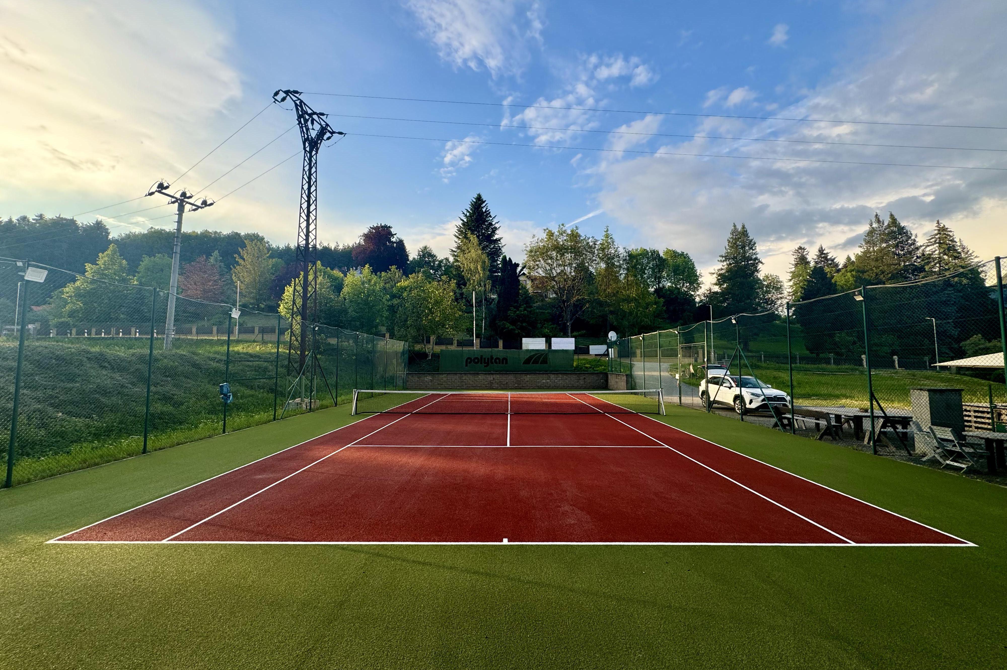 Tenisový kurt Hrubá Skála