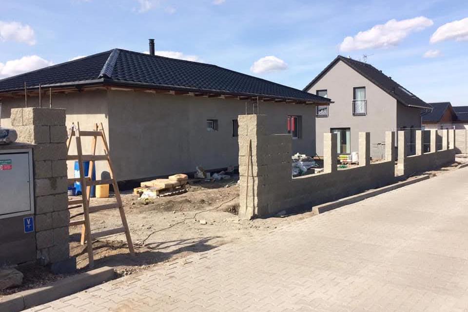 Stavba plotu a opěrné zdi