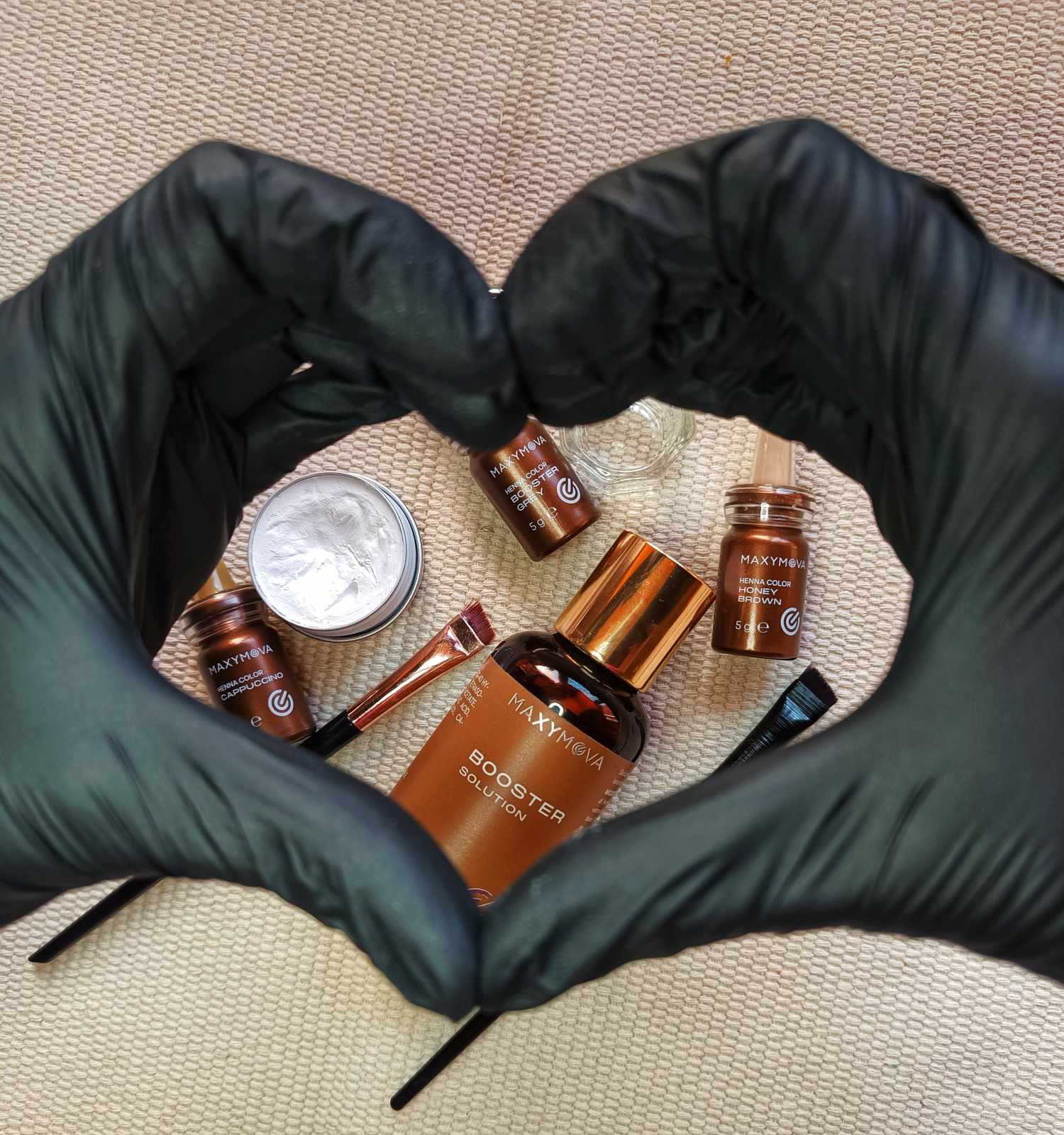 Barvení obočí hennou