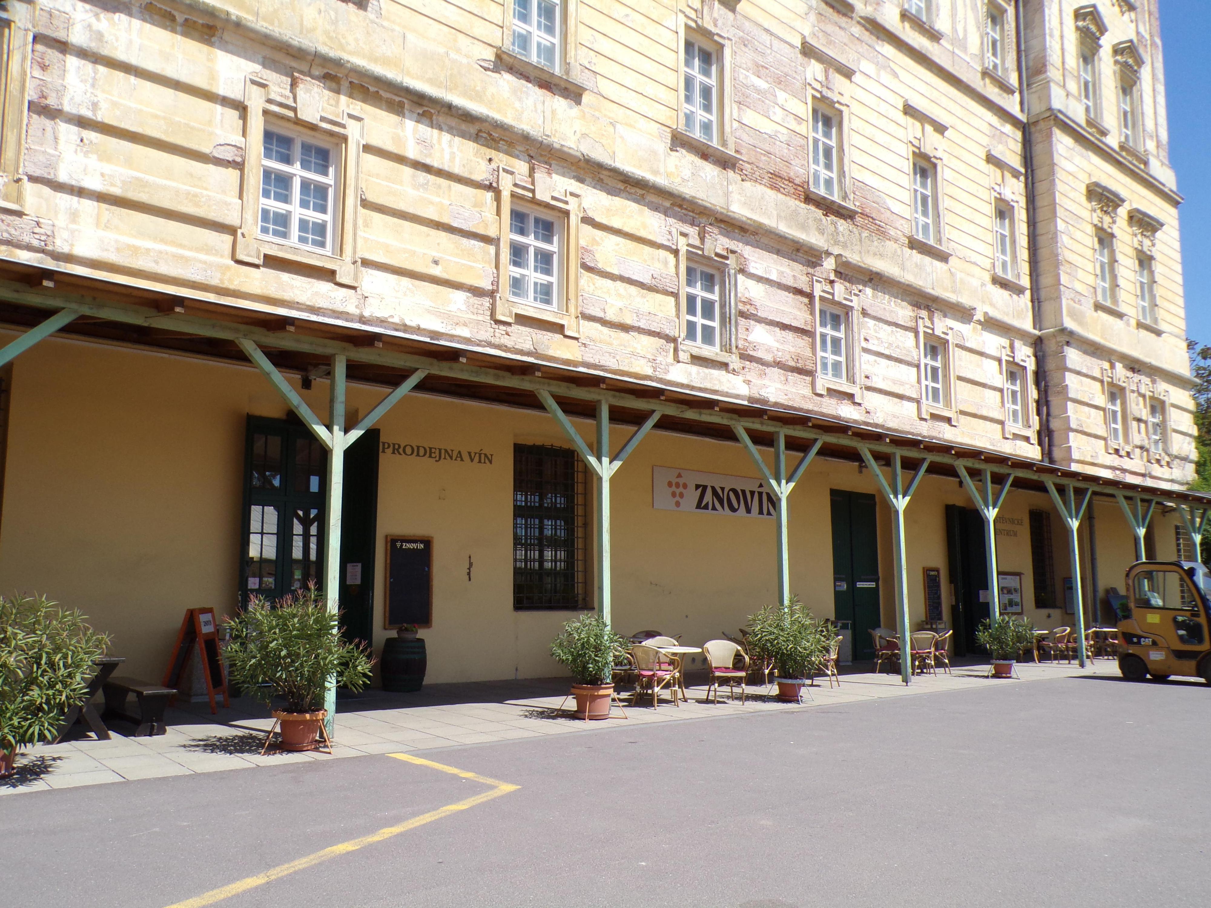 Znovín Zojmo - Prodejna lahvových a sudových vín foto 6